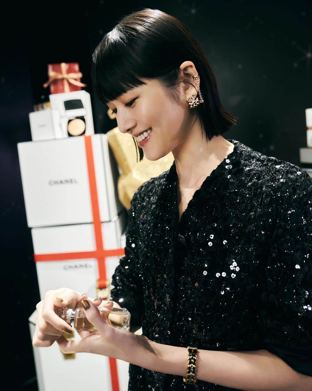 新井貴子さんのインスタグラム写真 - (新井貴子Instagram)「Special night out to the CHANEL STATION🚀🌖✨  先週の11月11日から東京・原宿で開催されている @chanel.beauty のホリデーイベントへ。  今回のテーマは 月面探索の旅。 ということで、なかなか体験できない月面探索をCHANELの世界観と共に体感できたことに終始興奮モードでした。 特に、アトラクションに乗ってマリオン•コティヤール主演のキャンペーンフィルムを全身で味わった時はうっとりしながら鳥肌状態。  シャネルN°5の持つ魅力が益々感じられる素敵な空間だった🌙✨  👩🏻‍🚀  #N5 #CHANELHoliday」11月15日 21時09分 - kikoarai