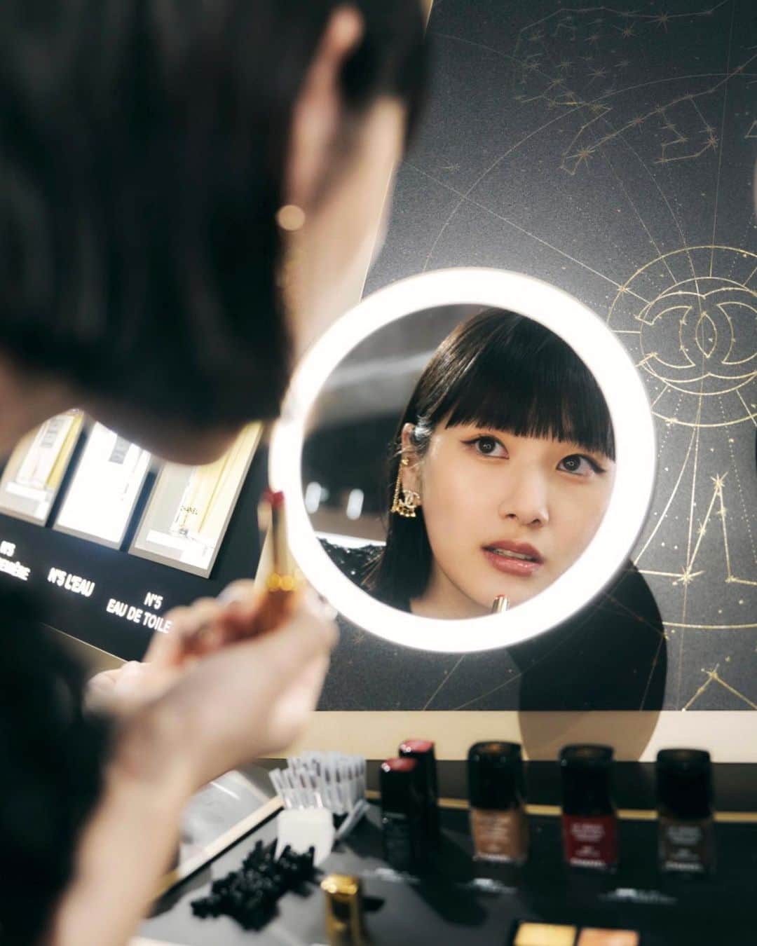 新井貴子さんのインスタグラム写真 - (新井貴子Instagram)「Special night out to the CHANEL STATION🚀🌖✨  先週の11月11日から東京・原宿で開催されている @chanel.beauty のホリデーイベントへ。  今回のテーマは 月面探索の旅。 ということで、なかなか体験できない月面探索をCHANELの世界観と共に体感できたことに終始興奮モードでした。 特に、アトラクションに乗ってマリオン•コティヤール主演のキャンペーンフィルムを全身で味わった時はうっとりしながら鳥肌状態。  シャネルN°5の持つ魅力が益々感じられる素敵な空間だった🌙✨  👩🏻‍🚀  #N5 #CHANELHoliday」11月15日 21時09分 - kikoarai