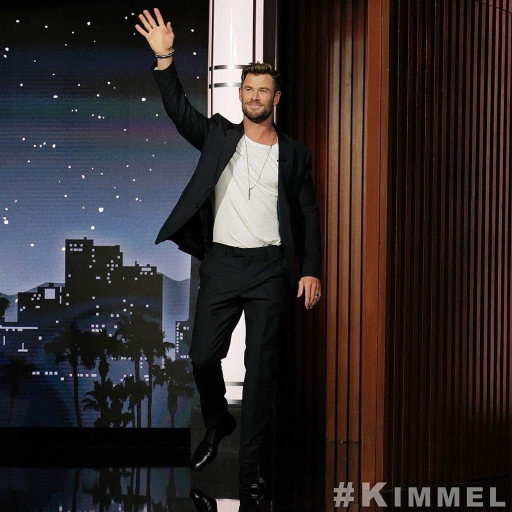 クリス・ヘムズワースさんのインスタグラム写真 - (クリス・ヘムズワースInstagram)「Love catching up with @jimmykimmel talking everything from my new show Limitless, to the worlds sexiest man @chrisevans, to the strange and wonderful junk on Craigslist! Thanks for having me!」11月16日 1時19分 - chrishemsworth