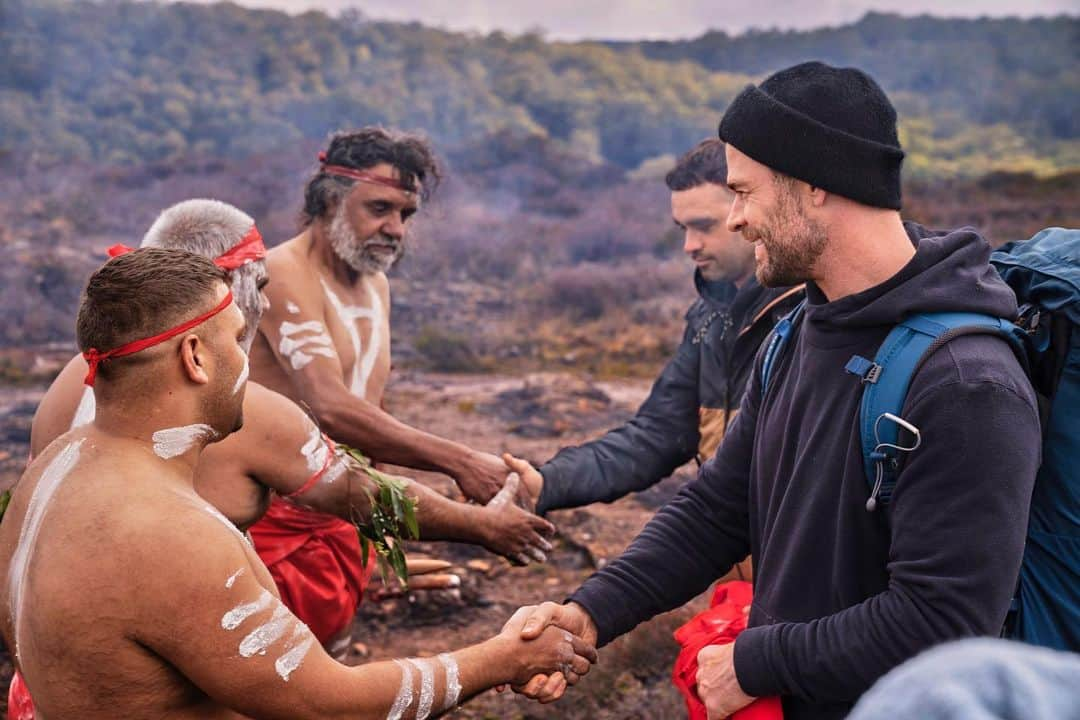 クリス・ヘムズワースさんのインスタグラム写真 - (クリス・ヘムズワースInstagram)「I went all over and talked to the leading experts in longevity to find the secrets to living a long and healthy life. It took me across the world, and I met amazing people along the way. What an incredible experience. #LimitlessWithChrisHemsworth is streaming TOMORROW on @DisneyPlus!  📸 Craig Perry」11月16日 5時06分 - chrishemsworth