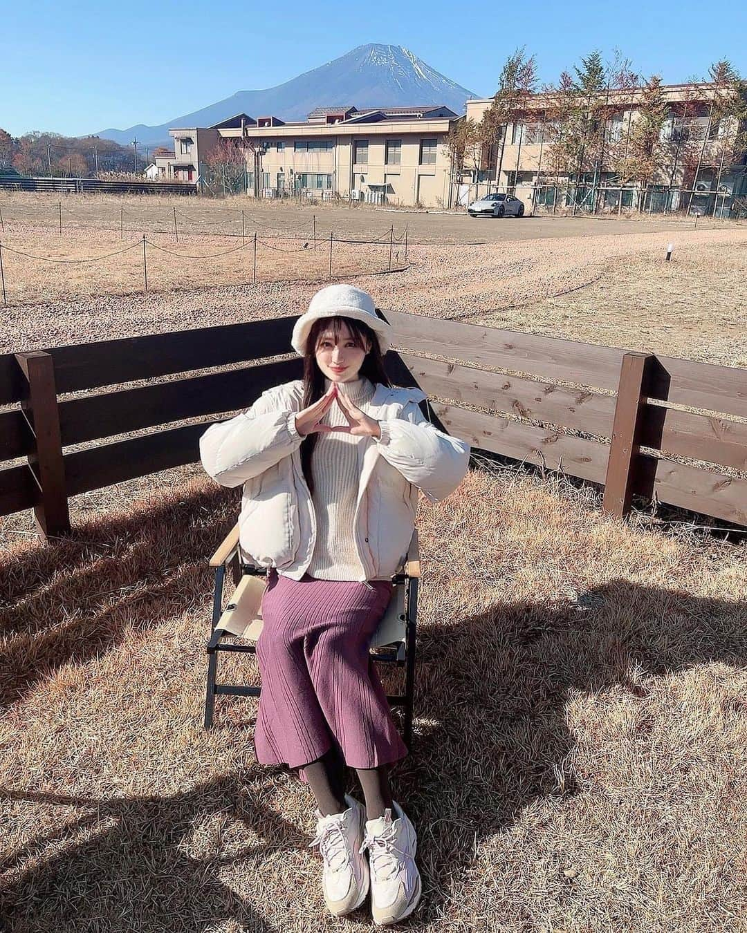 小越しほみさんのインスタグラム写真 - (小越しほみInstagram)「朝の富士山と共に山脈ポーズ🗻  2日目の服装はトップス変えて 白の面積多くしてみたよ🐇  グランピング荷物減らしたいし 寒さ対策とか動きやすさとか考えて 何着てけばいいか迷ったから参考になれば😌  ここは冷暖房完備だったし 山道歩くわけじゃなかったから 普通の服でもいけそうだったけど 夜は冷えたからヒートテックとか何枚か持ってってよかった！  あと淡色配色のスニーカー 女子っぽい格好に合っておすすめ👟🤍  . . . . . . . .  ︎︎︎︎︎︎☑︎hat,sneaker,skirt… @grl_official  ︎︎︎︎︎︎☑︎tops… @snidel_official  ︎︎︎︎︎︎☑︎outer… @cocodeal_official   #グランピング #totonoi富士山中湖 #グランピングヴィレッジtotonoi富士山中湖 #grl #grl購入品 #グレイル #グレイル購入品 #grlコーデ #グランピング女子会 #グランピングコーデ #アウトドアファッション #アウトドアコーデ #富士山 #山中湖 #グランピングキャンプ #snidel #cocodeal」11月16日 10時45分 - shihomi1129