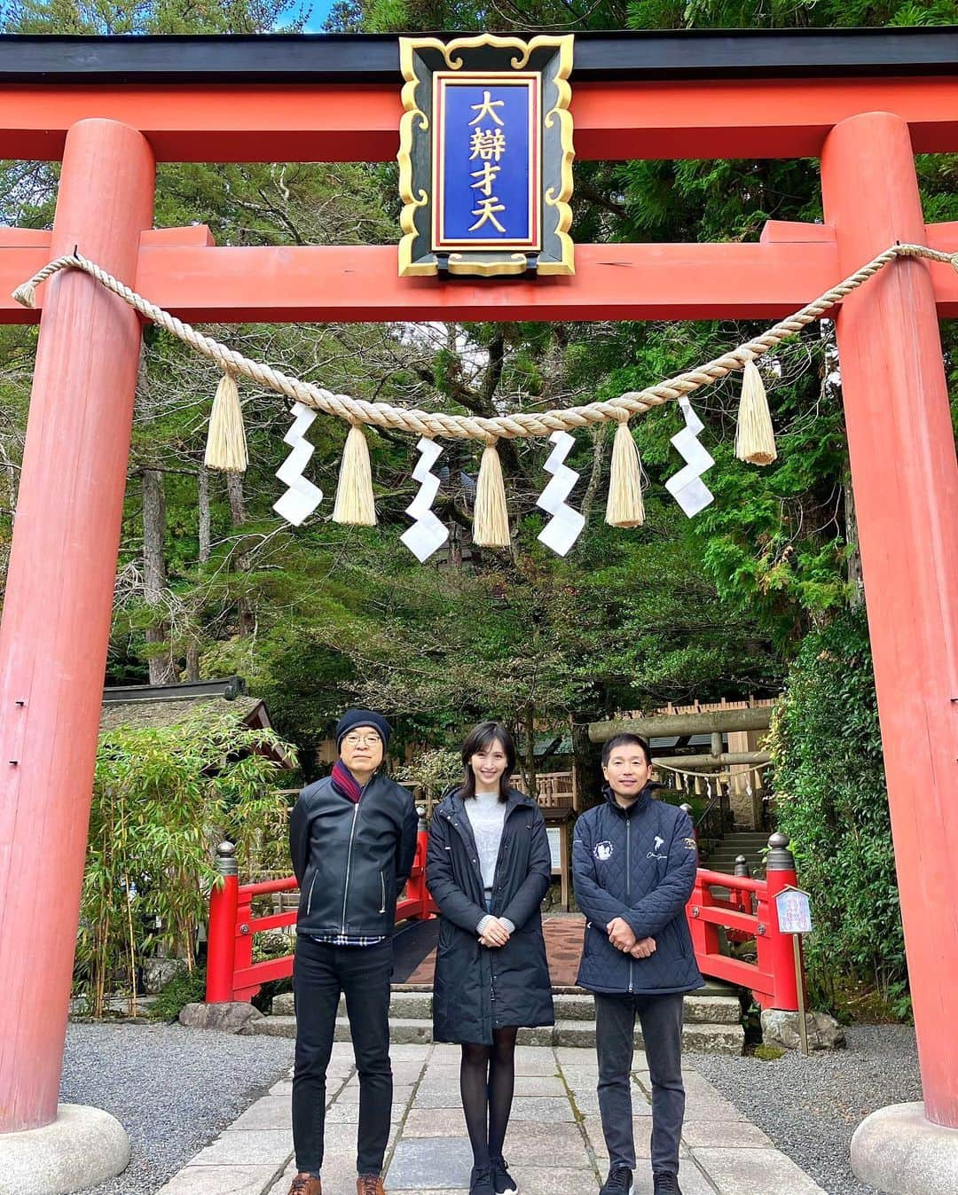 横山ルリカさんのインスタグラム写真 - (横山ルリカInstagram)「. 奈良の天河神社へ⛩🍁 競馬予想TV！メンバーで参拝に🙏  白椿の美しい御守りと、おみくじの大吉に嬉しさが更にアップ😆⤴️  そして レンタカーのナンバーが、 わ❗️1033  いちまるさん（市丸さん）😳🦌 車を見るなりすかさず気付いた市丸さん、流石です🤓笑  清々しい気持ちでいっぱいの楽しい1日に感謝🙏✨✨  #大峯本宮 #天河大辨財天社 #天河神社  #市丸博司 さん #井内利彰 さん #競馬予想TV」11月16日 10時45分 - rurika_yokoyama_official