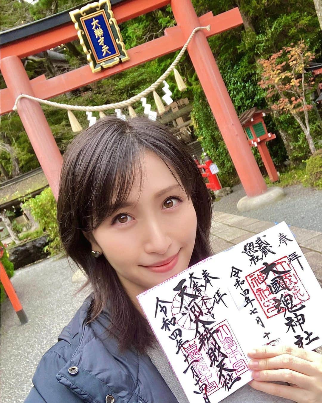 横山ルリカさんのインスタグラム写真 - (横山ルリカInstagram)「. 奈良の天河神社へ⛩🍁 競馬予想TV！メンバーで参拝に🙏  白椿の美しい御守りと、おみくじの大吉に嬉しさが更にアップ😆⤴️  そして レンタカーのナンバーが、 わ❗️1033  いちまるさん（市丸さん）😳🦌 車を見るなりすかさず気付いた市丸さん、流石です🤓笑  清々しい気持ちでいっぱいの楽しい1日に感謝🙏✨✨  #大峯本宮 #天河大辨財天社 #天河神社  #市丸博司 さん #井内利彰 さん #競馬予想TV」11月16日 10時45分 - rurika_yokoyama_official