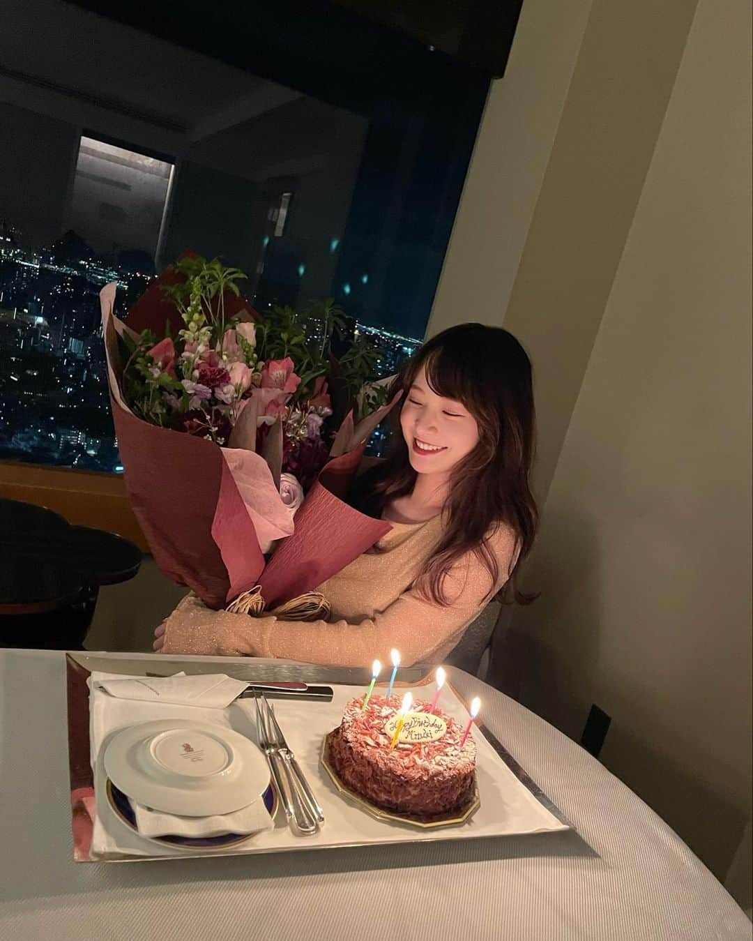 西川瑞希（みずきてぃ）さんのインスタグラム写真 - (西川瑞希（みずきてぃ）Instagram)「本日30歳のお誕生日を迎えました🎂  まだまだ全部頑張っている最中だけれど、経験が増えたり、見える景色が広がる毎日に、とってもわくわく。年々、歳を重ねることの贅沢さ。楽しさ。をより感じています。  変わらず、側にある"大切"を"大切"に。"今"を1番好きでいられるように❤︎  自分らしく、心地よく。自然体で、軽やかに。過ごしていけたらいいな☺︎//  💐💐💐  #mybirthday #30th #birthdaycake #flower #happybirthday #theritzcarlton #tokyo #お誕生日 #ケーキ #お花」11月16日 12時03分 - mizuki_nishikawa_