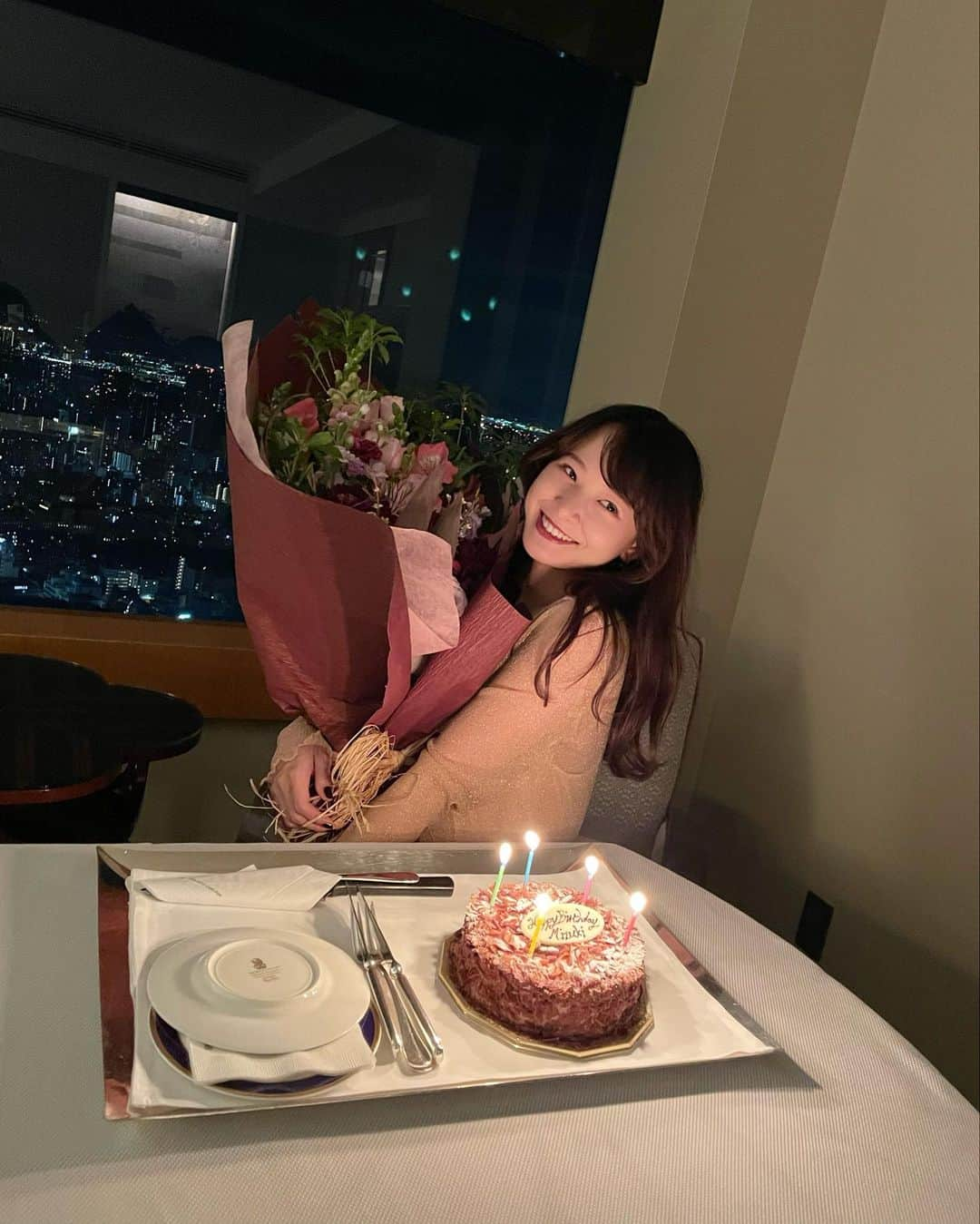 西川瑞希（みずきてぃ）さんのインスタグラム写真 - (西川瑞希（みずきてぃ）Instagram)「本日30歳のお誕生日を迎えました🎂  まだまだ全部頑張っている最中だけれど、経験が増えたり、見える景色が広がる毎日に、とってもわくわく。年々、歳を重ねることの贅沢さ。楽しさ。をより感じています。  変わらず、側にある"大切"を"大切"に。"今"を1番好きでいられるように❤︎  自分らしく、心地よく。自然体で、軽やかに。過ごしていけたらいいな☺︎//  💐💐💐  #mybirthday #30th #birthdaycake #flower #happybirthday #theritzcarlton #tokyo #お誕生日 #ケーキ #お花」11月16日 12時03分 - mizuki_nishikawa_