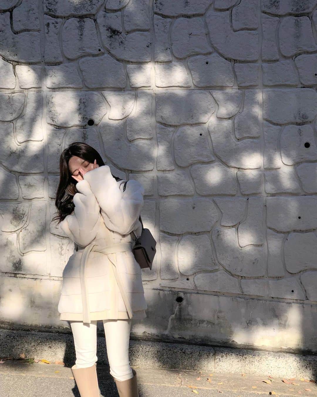 キム・ナヒさんのインスタグラム写真 - (キム・ナヒInstagram)「나 폭닥거리는거 진짜 좋아하는구나😳🤍 겨울옷은 예쁜게 많아서 좋움」11月16日 12時17分 - knhs2
