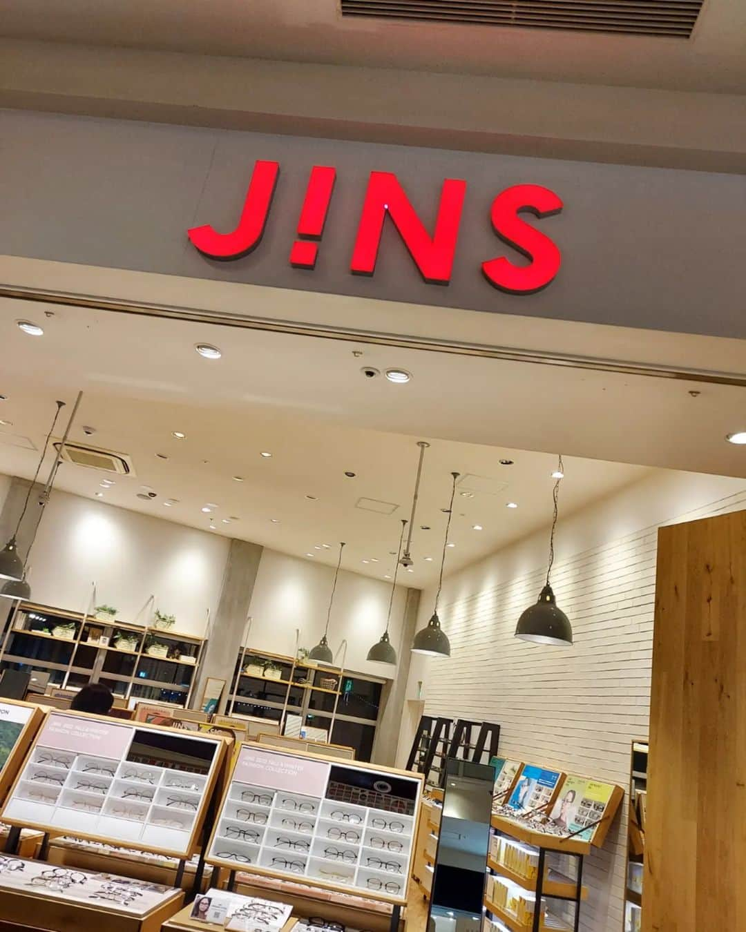 佐藤純さんのインスタグラム写真 - (佐藤純Instagram)「今月もJINSへ👓️  いつも見てくださっているみなさんならお分かりでしょう。。。  あのバカーーー🌋  また失くしやがったーーー💥👓️  えーと、1ヶ月前に買ったばかりだよね？💥  どーゆーことーーー？👹  ねー💥  ばーーーか‼️  母ぶちギレ中👹👹👹  100均で、ぶら下げるやつも買ったわ‼️  息子にぶら下げるやつをつけて渡したら…  『おー❤ナイス～‼️』って言われ…  その軽い感じにまたぶちギレ💥  ばーーーか‼️  #JINS #メガネ #いつもお世話になっております #バカ息子 #しっかりしろ #ナイス～じゃねーし #こっちが反抗期だわ #ぶちギレ #ママ #ママモデル #モデル #mama #mamamodel #model」11月16日 13時28分 - junsatoidea