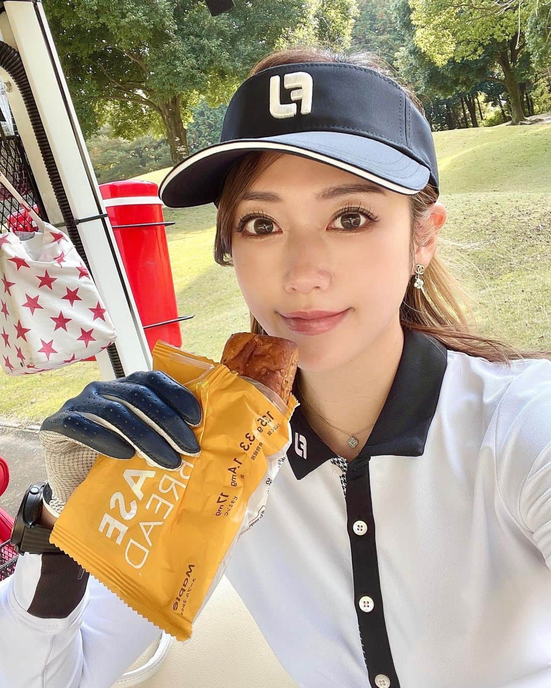 ISHIIYUKIKOさんのインスタグラム写真 - (ISHIIYUKIKOInstagram)「秋晴れー❤️長袖一枚でいけた🥰  最近はずっとモノトーンにハマってる🖤 この日のウェアは @footjoy.japan  サンバイザーもソックスもフットジョイだよ❣️  この日はスルーだったから途中でベースブレッドをぱくり😋 @basefood_tokyo   ラウンド中に食べやすいし美味しいの♡  #ゴルフ #ゴルフ女子 #golf #golfgirls  #골프 #골프스타그램  #高尔夫 #golfswing  #韓国スタイル #ゴルフウェア #ゴルフコーデ #ゴルフアパレル #フットジョイ #ベースフード #ベースブレッド」11月16日 16時51分 - ishii_yukiko