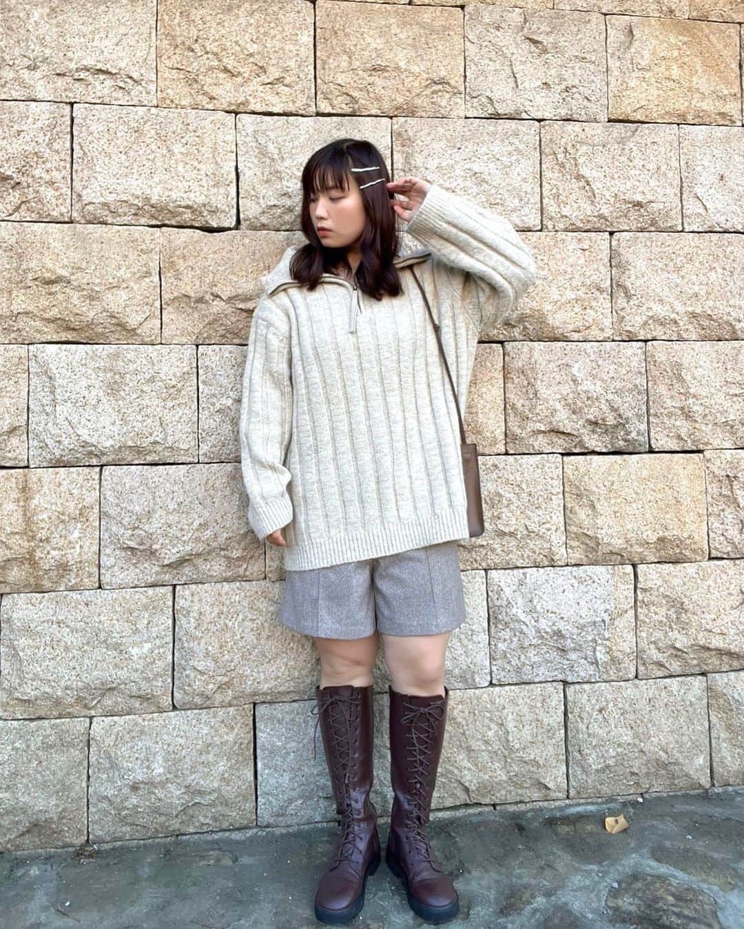 小川みこさんのインスタグラム写真 - (小川みこInstagram)「. 厚手ニットコーデ . トップスがボリュームあるから 他でバランスとるように コーデしてみました！！ . 髪は緩まきに メタルヘアピンでしめたり ボトムスもショート丈に ロングブーツを合わせたり✨ . . ヘアピンってあると アレンジ広がるからおススメ！ 写真のヘアピンは @lafarfa.shop で発売中！ . かっこいいコーデにも 可愛いコーデにも 両方いけるアイテム👍 . . ニット: @kastane_  パンツ: @gu_global  ブーツ: @heather_love_official  . .  #今日のコーデ  #大人カジュアル #プチプラ #ぽっちゃりコーデ  #ぽっちゃり女子  #ぽっちゃりファッション #plussizemodel  #plussizefashion #ニット  #大きいサイズ  #ロングブーツ #ヘアアクセサリー」11月16日 17時03分 - miiiiiiiico25