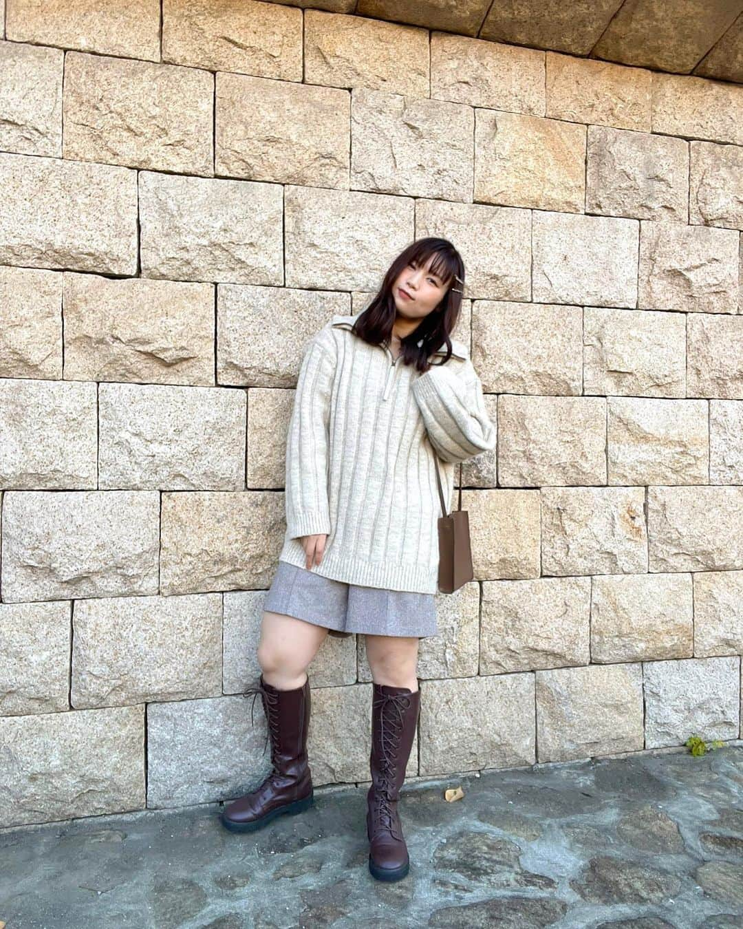 小川みこさんのインスタグラム写真 - (小川みこInstagram)「. 厚手ニットコーデ . トップスがボリュームあるから 他でバランスとるように コーデしてみました！！ . 髪は緩まきに メタルヘアピンでしめたり ボトムスもショート丈に ロングブーツを合わせたり✨ . . ヘアピンってあると アレンジ広がるからおススメ！ 写真のヘアピンは @lafarfa.shop で発売中！ . かっこいいコーデにも 可愛いコーデにも 両方いけるアイテム👍 . . ニット: @kastane_  パンツ: @gu_global  ブーツ: @heather_love_official  . .  #今日のコーデ  #大人カジュアル #プチプラ #ぽっちゃりコーデ  #ぽっちゃり女子  #ぽっちゃりファッション #plussizemodel  #plussizefashion #ニット  #大きいサイズ  #ロングブーツ #ヘアアクセサリー」11月16日 17時03分 - miiiiiiiico25