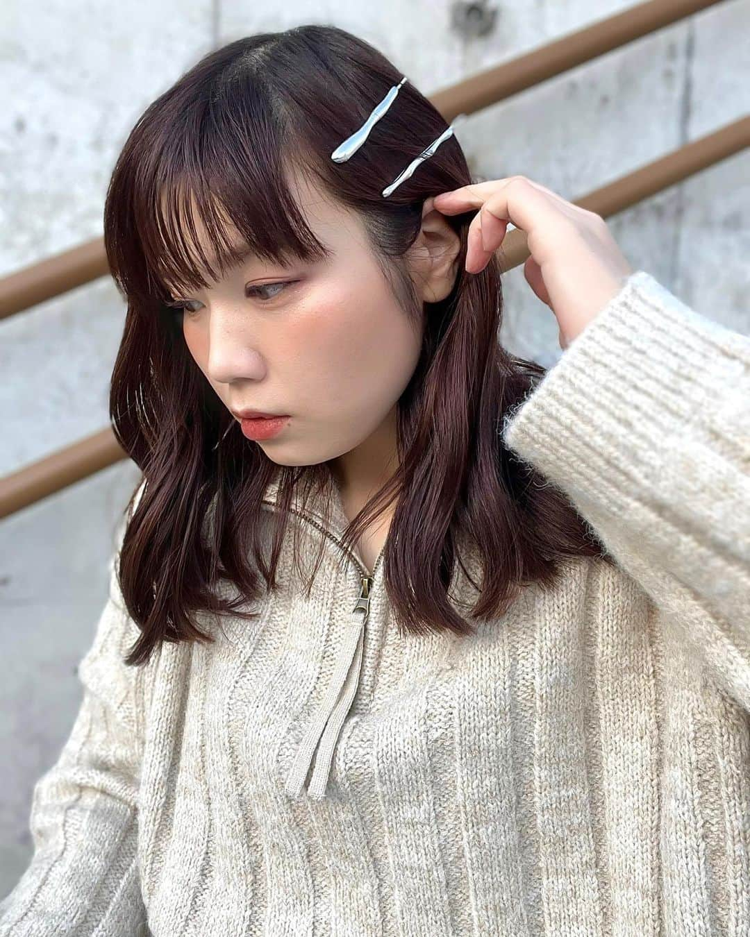 小川みこさんのインスタグラム写真 - (小川みこInstagram)「. 厚手ニットコーデ . トップスがボリュームあるから 他でバランスとるように コーデしてみました！！ . 髪は緩まきに メタルヘアピンでしめたり ボトムスもショート丈に ロングブーツを合わせたり✨ . . ヘアピンってあると アレンジ広がるからおススメ！ 写真のヘアピンは @lafarfa.shop で発売中！ . かっこいいコーデにも 可愛いコーデにも 両方いけるアイテム👍 . . ニット: @kastane_  パンツ: @gu_global  ブーツ: @heather_love_official  . .  #今日のコーデ  #大人カジュアル #プチプラ #ぽっちゃりコーデ  #ぽっちゃり女子  #ぽっちゃりファッション #plussizemodel  #plussizefashion #ニット  #大きいサイズ  #ロングブーツ #ヘアアクセサリー」11月16日 17時03分 - miiiiiiiico25