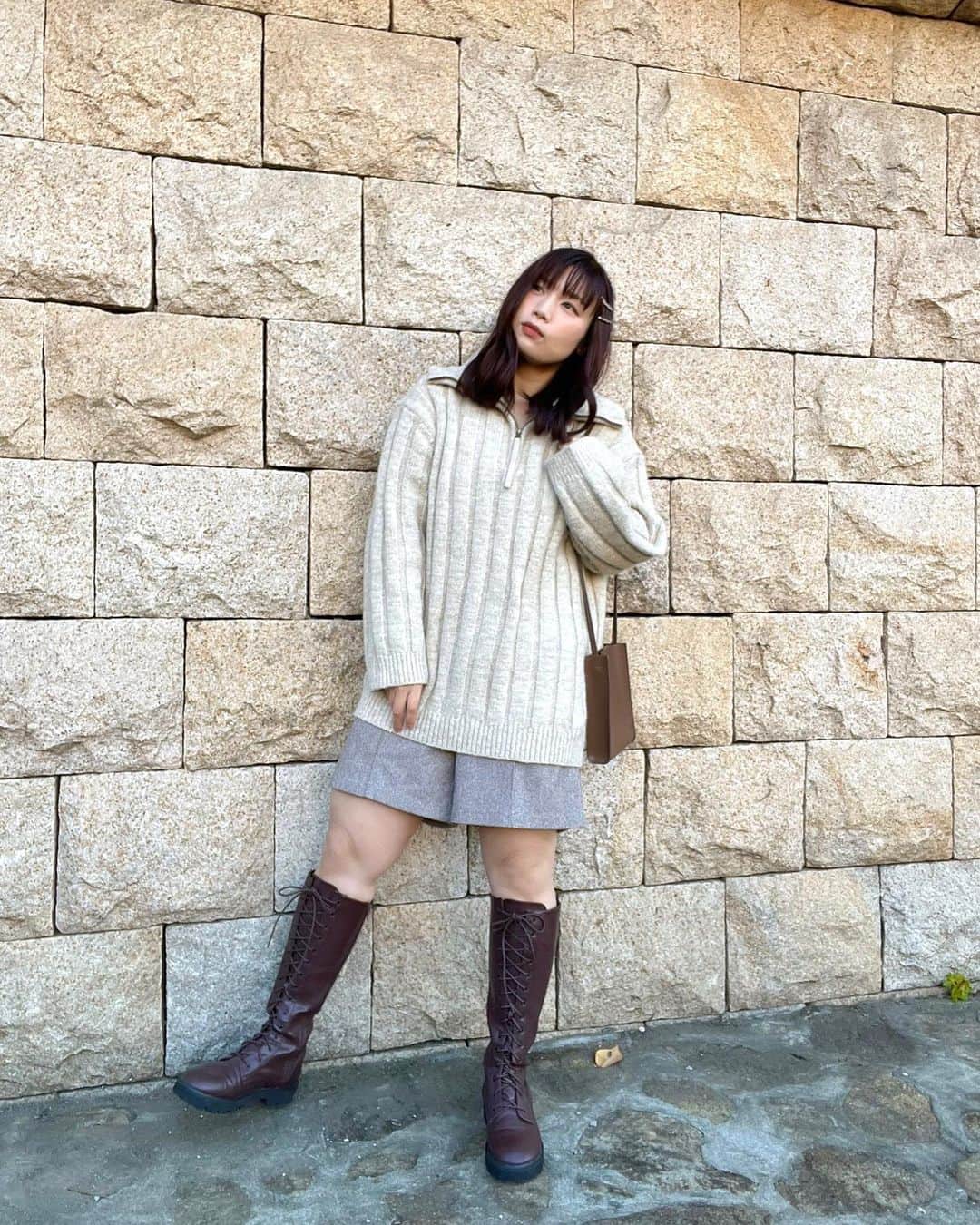 小川みこさんのインスタグラム写真 - (小川みこInstagram)「. 厚手ニットコーデ . トップスがボリュームあるから 他でバランスとるように コーデしてみました！！ . 髪は緩まきに メタルヘアピンでしめたり ボトムスもショート丈に ロングブーツを合わせたり✨ . . ヘアピンってあると アレンジ広がるからおススメ！ 写真のヘアピンは @lafarfa.shop で発売中！ . かっこいいコーデにも 可愛いコーデにも 両方いけるアイテム👍 . . ニット: @kastane_  パンツ: @gu_global  ブーツ: @heather_love_official  . .  #今日のコーデ  #大人カジュアル #プチプラ #ぽっちゃりコーデ  #ぽっちゃり女子  #ぽっちゃりファッション #plussizemodel  #plussizefashion #ニット  #大きいサイズ  #ロングブーツ #ヘアアクセサリー」11月16日 17時03分 - miiiiiiiico25