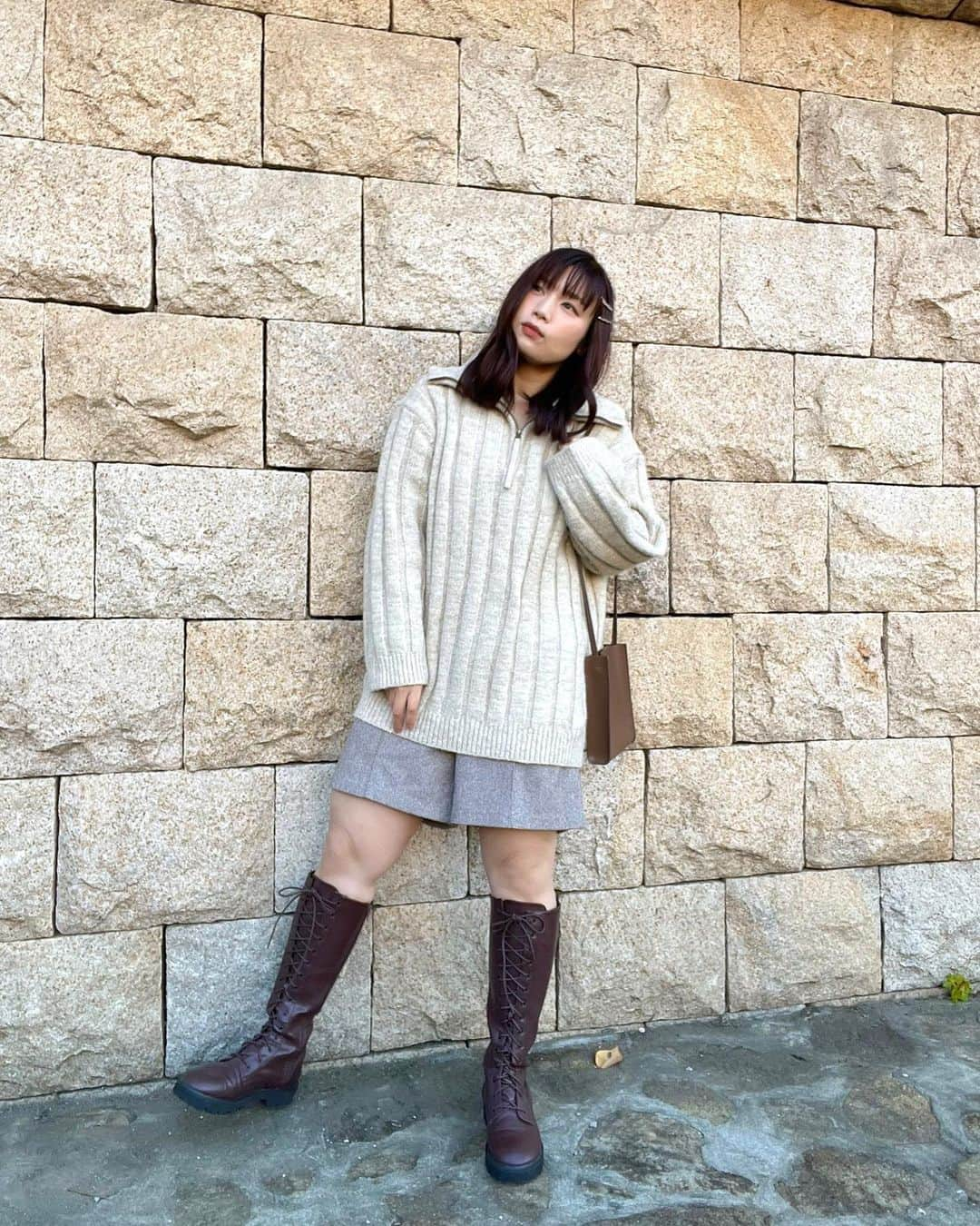 小川みこさんのインスタグラム写真 - (小川みこInstagram)「. 厚手ニットコーデ . トップスがボリュームあるから 他でバランスとるように コーデしてみました！！ . 髪は緩まきに メタルヘアピンでしめたり ボトムスもショート丈に ロングブーツを合わせたり✨ . . ヘアピンってあると アレンジ広がるからおススメ！ 写真のヘアピンは @lafarfa.shop で発売中！ . かっこいいコーデにも 可愛いコーデにも 両方いけるアイテム👍 . . ニット: @kastane_  パンツ: @gu_global  ブーツ: @heather_love_official  . .  #今日のコーデ  #大人カジュアル #プチプラ #ぽっちゃりコーデ  #ぽっちゃり女子  #ぽっちゃりファッション #plussizemodel  #plussizefashion #ニット  #大きいサイズ  #ロングブーツ #ヘアアクセサリー」11月16日 17時03分 - miiiiiiiico25