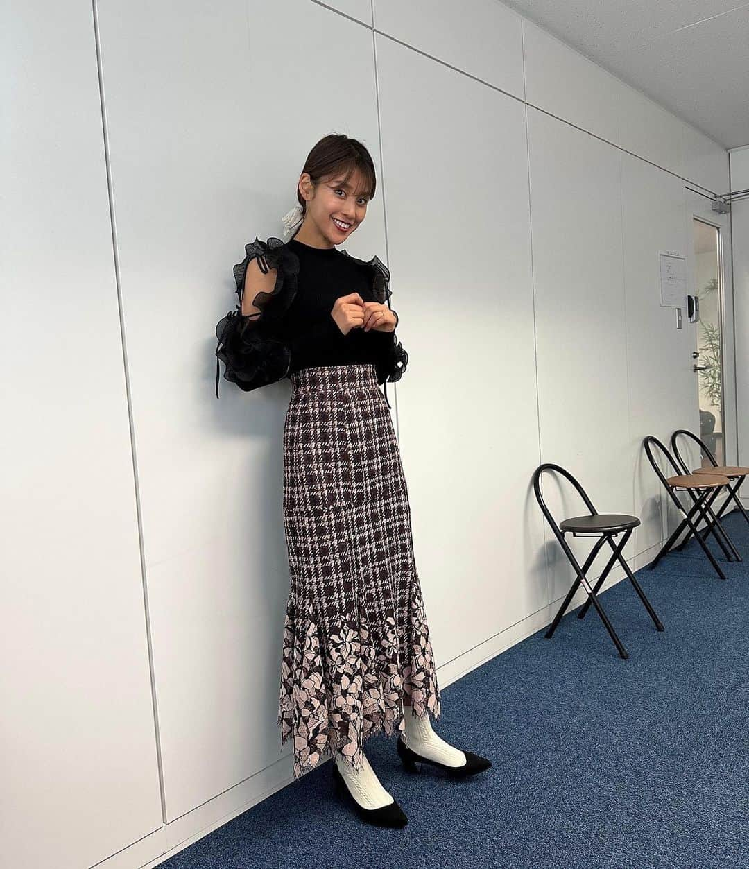 岡副麻希さんのインスタグラム写真 - (岡副麻希Instagram)「. りぼんがたくさんの衣装🎀❤︎ チェック柄を身に纏うと クリスマスが近づいてきた〜 とうきうきしてしまうよ🥰🎄 ⁡ ⁡ くだらない話ですが 最近お風呂場で濡れたまま ボディオイルをパパッと塗布 続けられてます そのおかげか肩も潤ってます👻 ⁡ ⁡ 衣装 #snidel  #この手はなに笑 #まとめ髪 #りぼん #🎀🎀🎀  ⁡ ⁡ ⁡ ⁡」11月16日 17時43分 - maki_okazoe_official