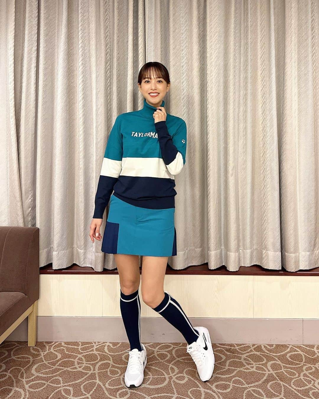 鷲見玲奈さんのインスタグラム写真 - (鷲見玲奈Instagram)「. こんなウェアも可愛いですよね☺️  この青みグリーンが上品で大好きで、毎シーズン出てほしいと思ってるくらい💚  この組み合わせが間違いないですが、スカートやトップスをバラバラで使う時も、白やネイビー、グリーンと合わせやすいので、手持ちのものとの組み合わせもの楽しめちゃいます✨  ハイネックの生地はそこまで厚くないので、上にダウンベストやアウターを着ても着膨れしづらいのが嬉しいです☺️  #テーラーメイド #テーラーメイド銀座  #TaylorMade  #ゴルフ女子 #ゴルフレッスン #ゴルフ初心者 #ゴルフウェア #ゴルフコーデ #ゴルフ場 #ゴルフ #ゴルフ女子コーデ  #ゴルフウェアコーデ #ゴルフスイング  #ミニスカートコーデ  #ミニスカコーデ  #冬コーデ  #秋冬コーデ #秋冬コーデ」11月16日 17時44分 - sumi__reina