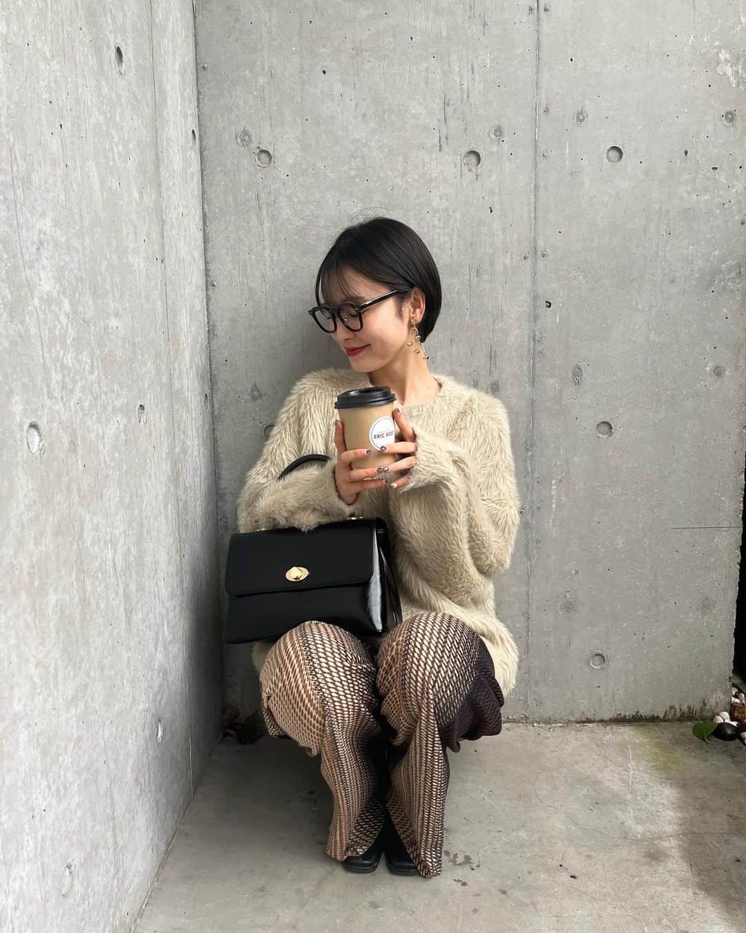 吉田南歩さんのインスタグラム写真 - (吉田南歩Instagram)「お気に入りのオーバーサイズのシャギーニット❤︎ ㅤㅤㅤㅤㅤㅤㅤㅤㅤㅤㅤㅤㅤ しかもこれ全然毛が抜けないの😮‍💨 黒のパンツとかに合わせても毛まみれにならないからブラックコーデしたい🤦‍♀️💞 ㅤㅤㅤㅤㅤㅤㅤㅤㅤㅤㅤㅤㅤ この後21:00から発売だよ🍂 ㅤㅤㅤㅤㅤㅤㅤㅤㅤㅤㅤㅤㅤ」11月16日 18時59分 - nanaho_yoshida