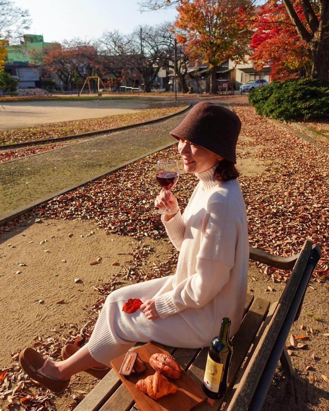 的場絢香さんのインスタグラム写真 - (的場絢香Instagram)「* ⁡ 秋ピクニック(もどき)🍷🍂 ⁡ パンは @parikana0201  ワインは @moekawa_naturalwine  ⁡ 天気がいいと外で食べたくなる🥐 ってことで 最近ハマっているナチュールも持って 近所の公園へ。 ⁡ ◼︎ ノーヴァヤ ヴァルポリチェッラ 　クラシコDOC  1,408円 ライトな飲み口でボジョレーの代わりにも おすすめだそう。 今年のボジョレーは価格が上がるみたいなので コスパのいい赤のナチュールで乾杯するのもいいかも♡ ⁡ _ _ _ ⁡ ⚫︎ 公式Instagram　 　@moekawa_naturalwine  ⁡ ⚫︎ 店舗 　Shock!! ショック店（石川県加賀市） 　Chance チャンス店（石川県金沢市） 　Galleria ギャラリア店（石川県野々市市） ⁡ ⚫︎ EC 　楽天 燃えるカワサキグループ ⁡ _ _ _ #酒のカワサキグループ #石川県 #金沢 #ナチュールワイン #自然派ワイン #ナチュラルワイン #ヴァンナチュール #ワイン #おうち時間 #おうちワイン #マトバ服 #pr #wine #kanazawa」11月16日 19時20分 - ayaka_matoba