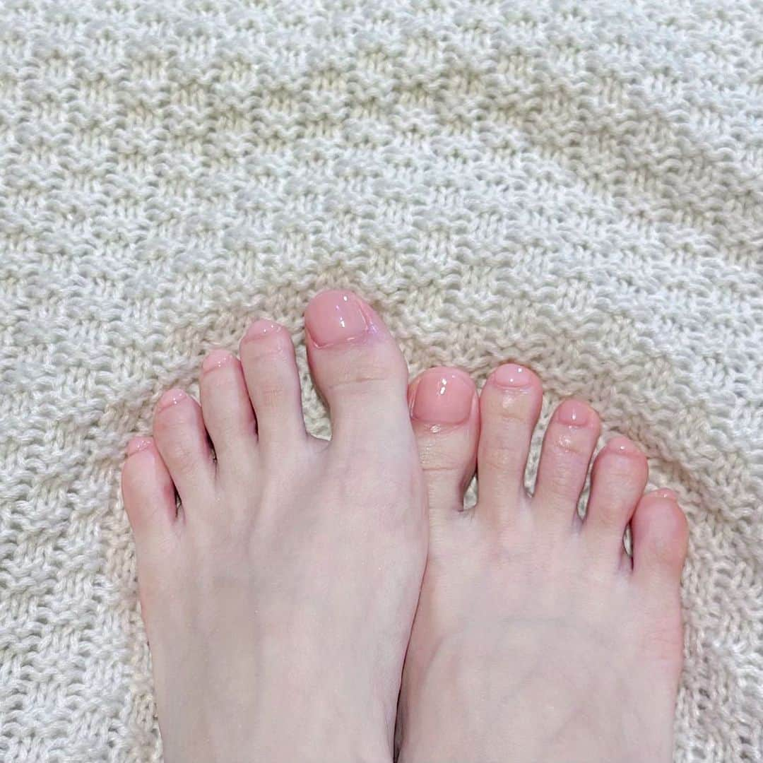 渡辺美優紀さんのインスタグラム写真 - (渡辺美優紀Instagram)「🍓🍼 ネイルした♡ . #nails #footnail」11月16日 19時28分 - miyukichan919