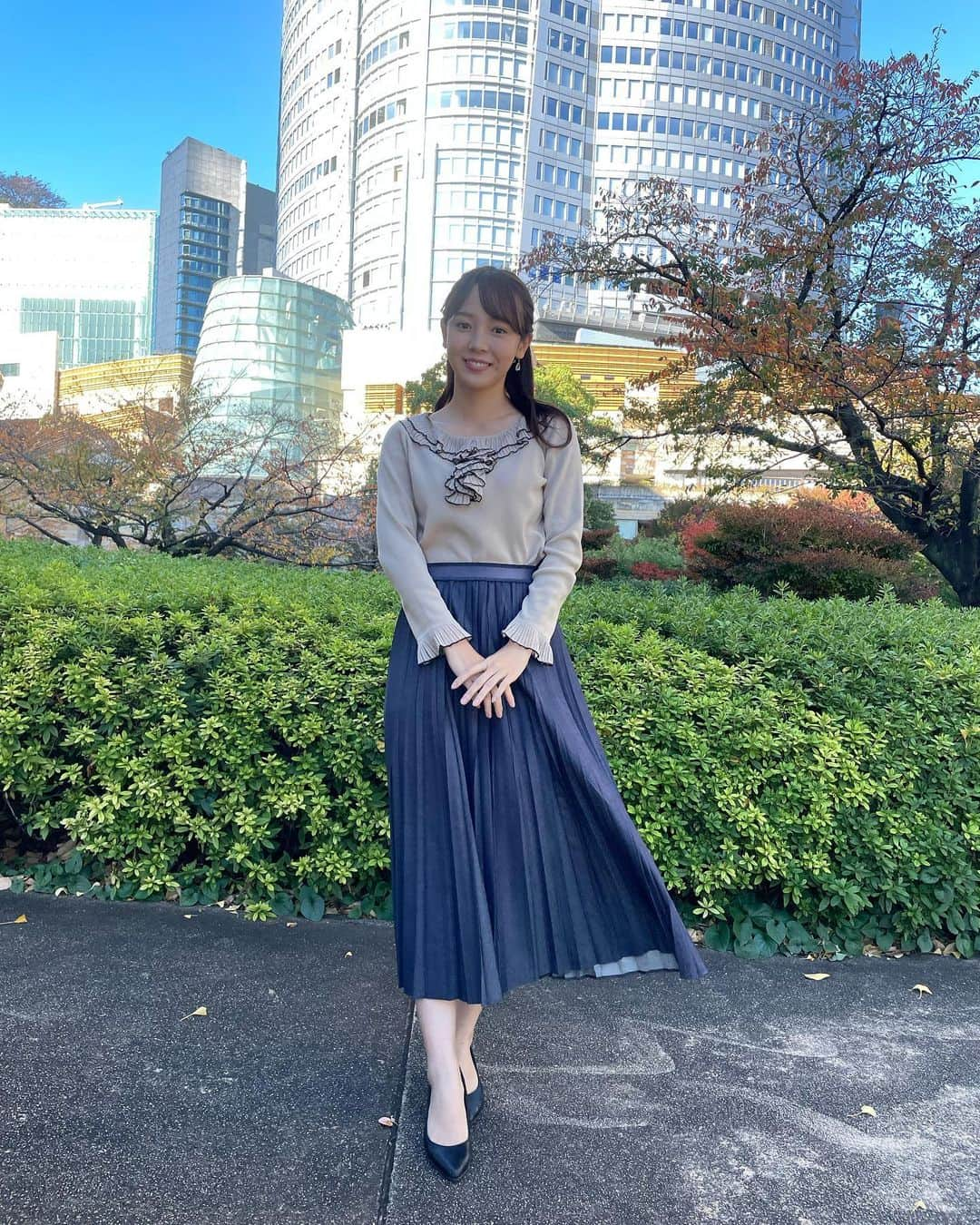 森千晴さんのインスタグラム写真 - (森千晴Instagram)「昨日、今日の衣装です✨ バグで全部同じ写真になってたので再投稿😂😂  1115(火) トップス  @blueblackcb ボトムス  @tobechic_official アクセサリー  @hario_lwf  1116(水) トップス、ボトムス　@tobechic_official アクセサリー　@hario_lwf」11月16日 19時49分 - mori.chiharu