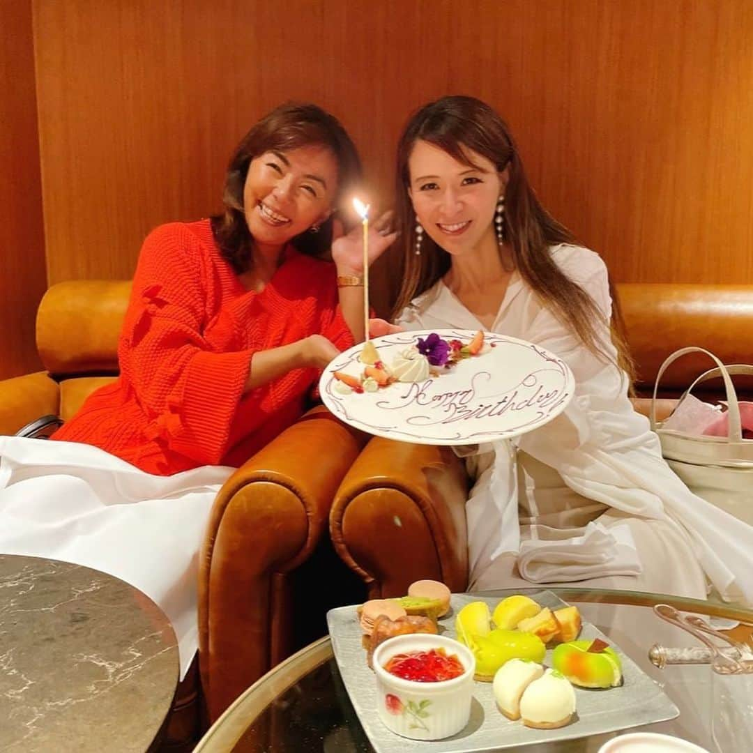 田中律子さんのインスタグラム写真 - (田中律子Instagram)「毎月恒例の会🤩 ありがたすぎるメンバーと楽しい会❤️🍷  まずは、神宮前のワインバー🍷「ワイン＆グロッサリー ボスケ」 @wine_and_grocery_bosquet_  ワイン好きはぜひ行ってほしい🍷この日も、2019のOPUS ONE  @opusonewinery  をテイスティングさせていただきましたー🤩渋谷さん、ありがとうございました❤️  その後銀座に移動して、会員制のシティクラブオブ東京で、しゃぶしゃぶ❤️を満喫して、デザートワゴンは、もちろん全部をオーダー🎂里井さん　@mayumi.satoi さんのBDをお祝い🥂  ご一緒したみなさま、ありがとうございました❤️  #tokyo #citycluboftokyo  #wineandgrocerybosquet  #opusone  #wine  #薬丸会 #ありがとうございます」11月16日 20時46分 - ri2kotanaka