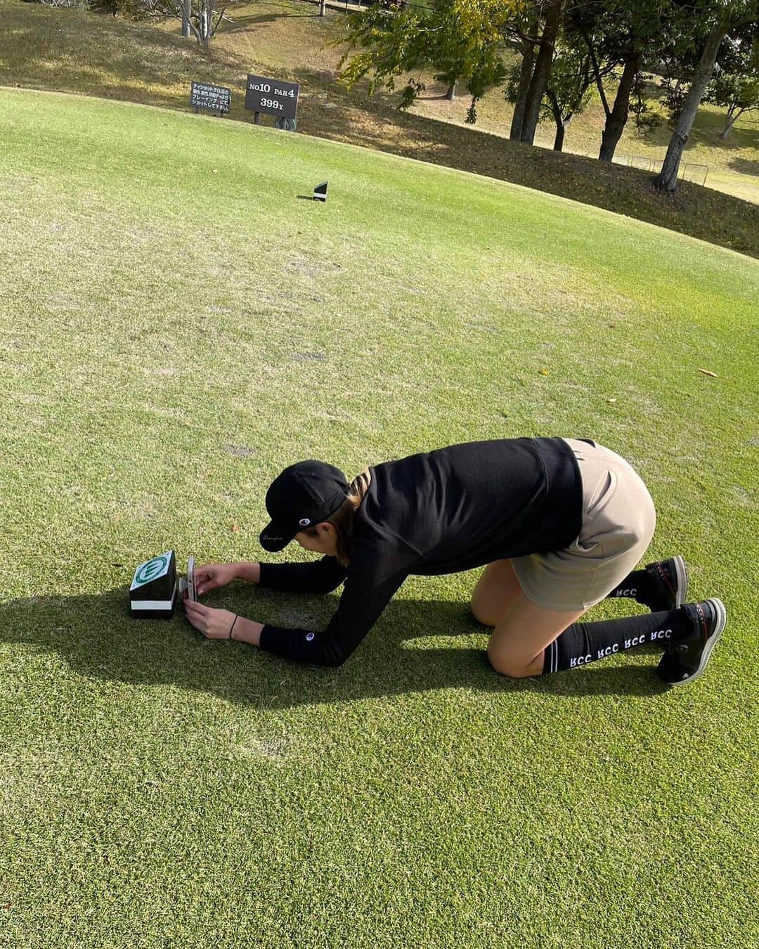 狩野舞子さんのインスタグラム写真 - (狩野舞子Instagram)「・ この前のエンジョイゴルフ⛳️ せっかくカメラセットして全身撮ったのに逆光すぎて全然 誰か分かんないよね〜笑  乃蒼ちゃんのやればできる💪ポーズ と 突然ゴルフ場に現れたスフィンクス🗿笑  なんかハプニングがあったようななかったような気もするけど、快晴ゴルフ楽しかったです\( ˆoˆ )/ ・ #golf #ゴルフ #福西崇史 #土井レミイ杏利  #レミたん #岩本乃蒼  #狩野舞子 #noppomaikogolf #やればできる #スフィンクス」11月16日 21時05分 - kanochan715