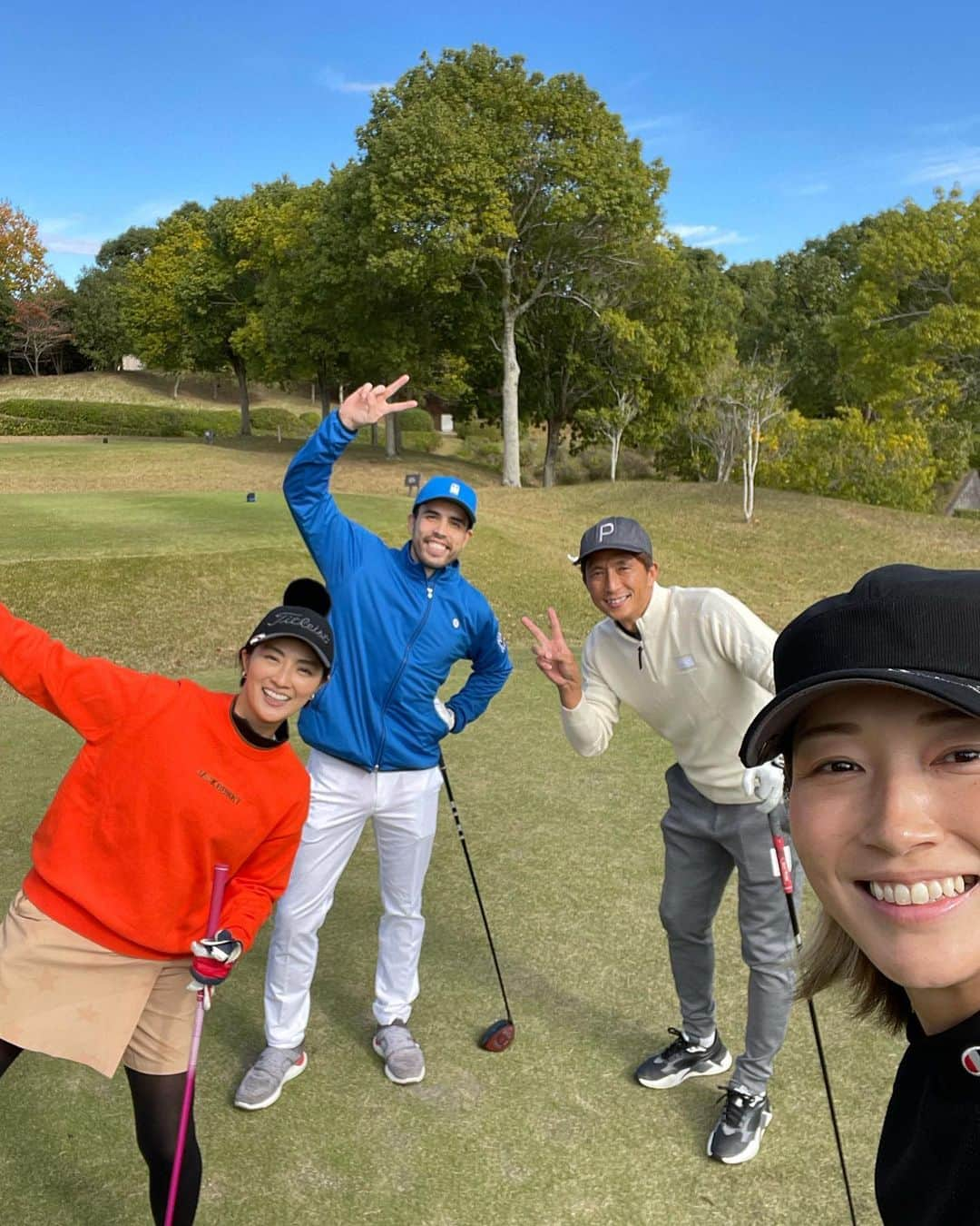 狩野舞子さんのインスタグラム写真 - (狩野舞子Instagram)「・ この前のエンジョイゴルフ⛳️ せっかくカメラセットして全身撮ったのに逆光すぎて全然 誰か分かんないよね〜笑  乃蒼ちゃんのやればできる💪ポーズ と 突然ゴルフ場に現れたスフィンクス🗿笑  なんかハプニングがあったようななかったような気もするけど、快晴ゴルフ楽しかったです\( ˆoˆ )/ ・ #golf #ゴルフ #福西崇史 #土井レミイ杏利  #レミたん #岩本乃蒼  #狩野舞子 #noppomaikogolf #やればできる #スフィンクス」11月16日 21時05分 - kanochan715