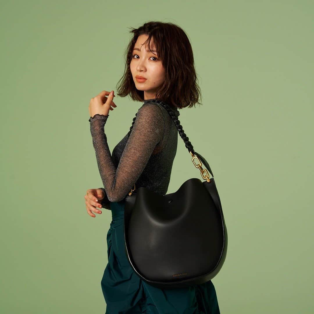 岡崎紗絵さんのインスタグラム写真 - (岡崎紗絵Instagram)「CHARLES & KEITH  winter LOOKが公開されております！  大好きなブランドの撮影で すごく嬉しかったです！ 世界観も素敵でした🧚🏻‍♀️  可愛いアイテムがたくさん公開されているのでぜひチェックしてみてください！  #CharlesKeithFW22  #チャールズアンドキース」11月16日 22時22分 - sae_okazaki