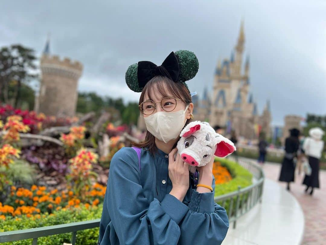 松井玲奈さんのインスタグラム写真 - (松井玲奈Instagram)「ハロウィンの時期の🏰の写真を見返しては思い出に浸る。スプブー🎃 世間は(D界隈)クリスト🎄とビリーヴ！✨ですかね。 クリストはフロート可愛くて大好きだし、なんと言っても徒歩トナカイ！！！おかえりトナカイ！！プルちゃんと仲良く歩く君たちが好き。ミッキーたちのわちゃわちゃフロートも好き。 ああ！もうクリスマス！！！クリスマス当日には、とうとうクリスマスかという物悲しさに襲われる事でしょう。 ああ、チョコチュロス食べたいし、メイプルアップルティー飲みたいぜ。 あと、クリスマスのお衣装のブロマイド買って、ミニーにサインもらいたい。 考えるだけは自由だ！！！  ちなみに持ってるぬいぐるみは、モアナに出てくるプアだよ！モアナと一緒に冒険するかと思いきや、島でお留守番する可愛いプアだよ！」11月17日 7時40分 - renamatui27