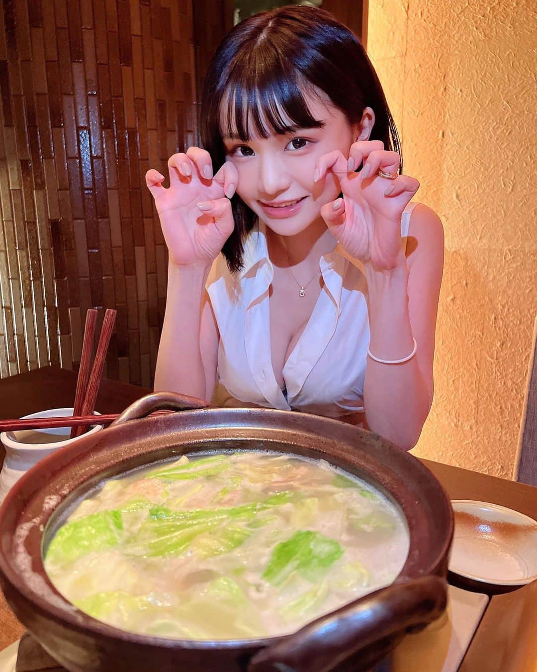 みもれもんさんのインスタグラム写真 - (みもれもんInstagram)「I went to eat mizutaki at "Soji Matsurokuya"! It was very tasty with a strong flavor 💓 I want to go again ❣️  外に出るともぅ寒くなってて プルプルッ☃️❄️寒くなると お鍋が食べたくなりますねぇぇ❣️✨ 昨日は"御曹司 松六家"に 水炊きを食べに行って来たよ🤤🤍 水炊きってあんまり得意じゃ なかったけどここの水炊きは 味が濃くて美味しかったなぁ😍💓❣️ また行きたいッ❣️❣️  #みもれもん #Mimolemon #mimoremon #japanesegirl #水着 #黒髪 #ショートヘア#ボブ #人像攝影 #日本的 #粉我 #日本女孩 #fashion #japan #松六家 #六本木 #roppongi」11月17日 10時43分 - mimore_mon0929
