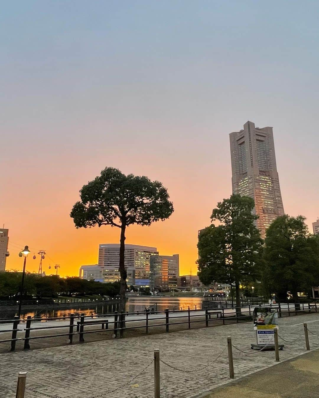 山口もえさんのインスタグラム写真 - (山口もえInstagram)「・  美しい夕日が見られた日は すべて良しな気分になる♡  #横浜 #夕日 #初冬 #コートが似合う季節 #だね💓」11月17日 11時23分 - moe_yamaguchi0611