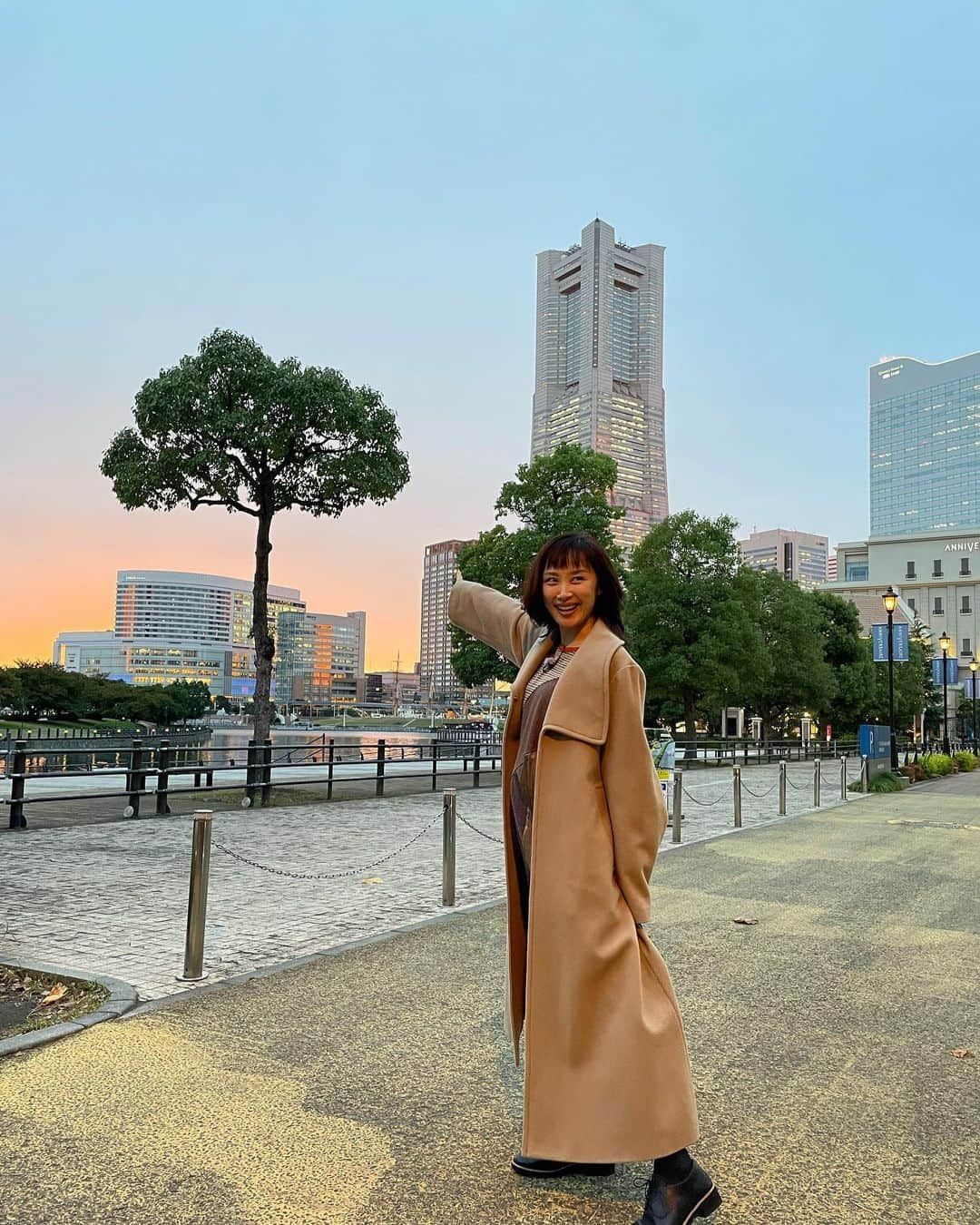 山口もえさんのインスタグラム写真 - (山口もえInstagram)「・  美しい夕日が見られた日は すべて良しな気分になる♡  #横浜 #夕日 #初冬 #コートが似合う季節 #だね💓」11月17日 11時23分 - moe_yamaguchi0611