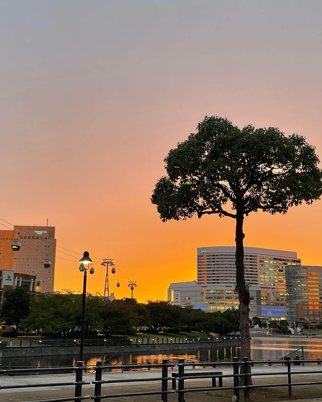 山口もえさんのインスタグラム写真 - (山口もえInstagram)「・  美しい夕日が見られた日は すべて良しな気分になる♡  #横浜 #夕日 #初冬 #コートが似合う季節 #だね💓」11月17日 11時23分 - moe_yamaguchi0611