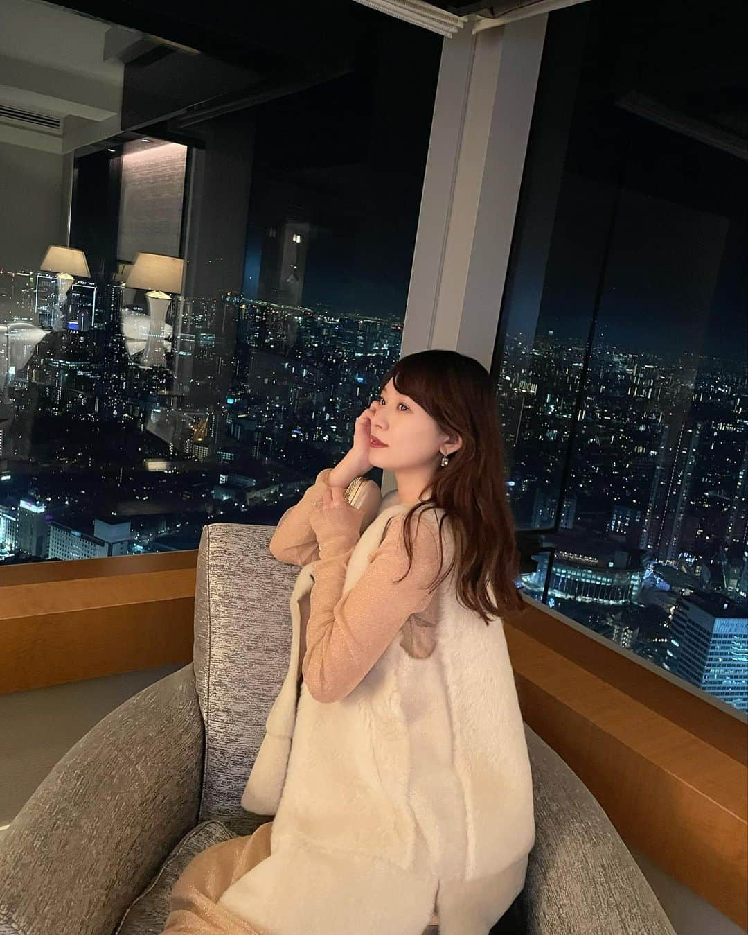 西川瑞希（みずきてぃ）さんのインスタグラム写真 - (西川瑞希（みずきてぃ）Instagram)「東京の夜。キラキラ✨✨✨  合わせていたファージレは @karldonoghue のもの。何に合わせても綺麗で、シルエットもデザインもお気に入り//  お外はだんだんと、イルミネーションもはじまってきてクリスマスもたのしみになりますね🌃  今年はゆっくり見にいけたらいいな✨✨✨  in @ritzcarltontokyo   #theritzcarlton #tokyo #fashion #winterfashion #code #冬コーデ #きれいめコーデ #東京ホテル #夜景」11月17日 12時01分 - mizuki_nishikawa_