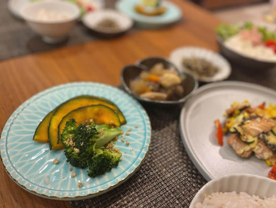 本田朋子さんのインスタグラム写真 - (本田朋子Instagram)「この日のメインはサーモンと野菜のタルタル焼き。 魚焼きグリルをオーブンとして使いました。 サーモン、パプリカ、ズッキーニ、コーン、オリーブオイルと軽く塩コショウ、最後に市販のタルタルソースをかけて。 そして、茅乃舎のごまふりかけで、ちりめんとひじきを炒めて、ふりかけを作りました。 ごま油で炒めて香ばしく、だし醤油で風味をプラス。 また、かぼちゃは薄切りにしてオリーブオイルと塩でソテー。 ブロッコリーを添えて、仕上げにクラッシュアーモンドパウダーをのせて。  市販のタルタルソースや、ごまふりかけ、クラッシュアーモンドなどのおかげで、時短で旨味UP！  また主婦の味方を見つけて活用していきます！  #夕飯 #アスリート飯  #献立 #レシピ #本田朋子のweekly献立」11月17日 12時52分 - tomoko_honda_official_phonics