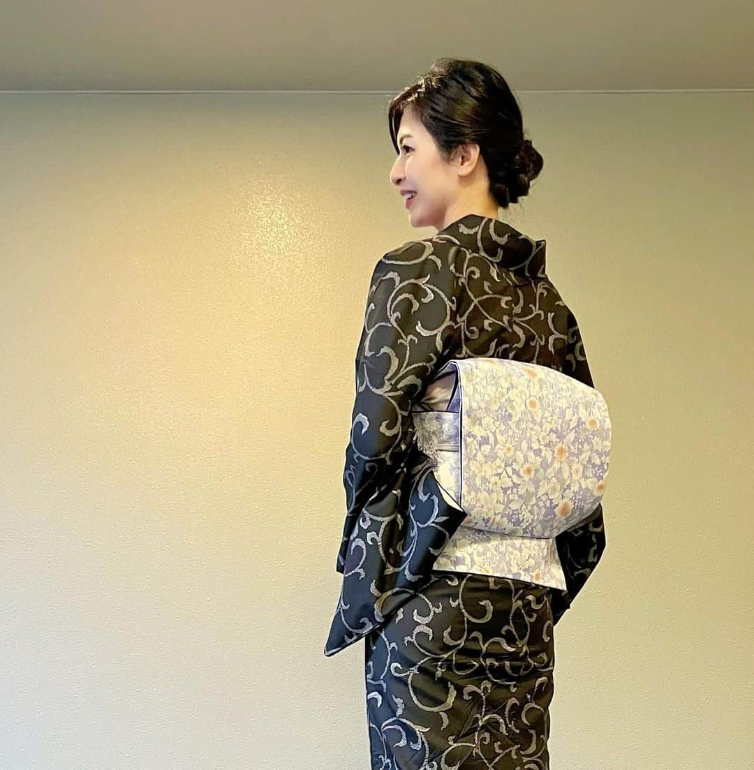 太田景子さんのインスタグラム写真 - (太田景子Instagram)「こんにちは😊 大好評のお着物投稿シリーズです𖤣𖥧𖥣𖡡𖥧𖤣  唐草模様の泥大島紬🤎 黒に見えるけど実は焦茶色のお着物です🤎  着物も帯も柄🔛柄でうるさいかなぁ〜と思ったけど意外と大丈夫でした👌 逆になんだかとってもモダンに見えてくる🤭 (ポジティブですよね👐🏻笑)  二重太皷はときどき締めないと細かいところの手捌きをすぐに忘れてしまうので紬だけど袋帯にしました😚  東京は歩くのに心地の良い陽気が続いています☀️  #着物 #大島紬 #袋帯 #jpanesetraditional #japan #japanesecluture #kimono #kimonostyle」11月17日 13時23分 - keiko_ota1121