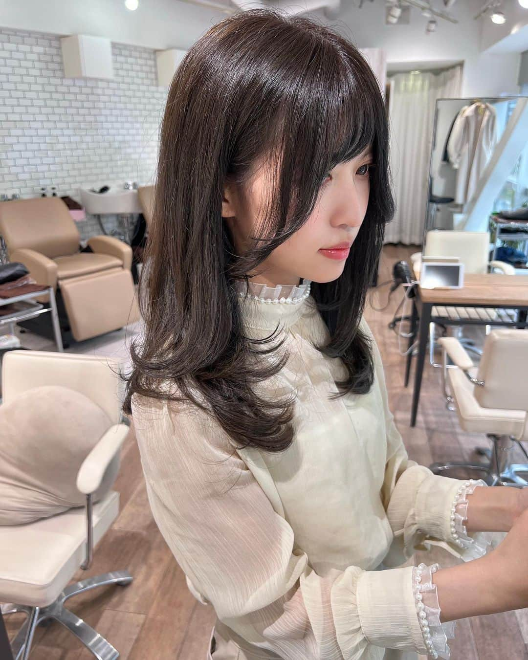 猫田あしゅさんのインスタグラム写真 - (猫田あしゅInstagram)「New hair 🌱 .  今回もトリートメントとヘアカラーとカットして頂きました！ サラサラに生き返ったしいつも理想の髪色と顔周りの毛を作って下さる！ どの角度から見ても最高です…✨ 今日もありがとうございます🙏💫 . . 担当していただいたのはILiss のchiba(@iliss.chiba )さん！」11月17日 16時20分 - nekota_ashu