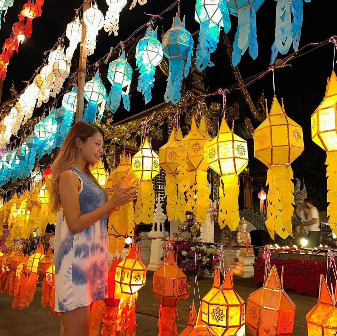 市原彩花さんのインスタグラム写真 - (市原彩花Instagram)「Lantern Festival in Chaing Mai🇹🇭  コムローイ期間中のチェンマイはとても華やか☺️ 来年はチェンマイの素敵ホテル巡りするんだ✨  そして12/25(日)に数年ぶりのオフ会を東京で開催します😚🍻 詳細はまたストーリーやミーミューズに載せるね✨ 一緒に楽しいクリスマスにしよう🥳  #コムローイ#コムローイ祭り#khomloy#loikrathong#loikrathongfestival#タイ#チェンマイ#タイ旅行#チェンマイ旅行#チェンマイ観光#タイ観光#thailand#thailandtravel#thailandtrip#バンコク#バンコク旅行#バンコク観光#chiangmai#chiangmaitravel#chiangmaitrip#ノーザンスタディーセンター#イーペンランナー#ロイクラトン#ランタン#lanthanum」11月17日 17時23分 - ayaka_ichihara