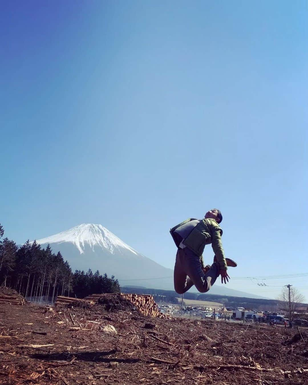 安藤サクラさんのインスタグラム写真 - (安藤サクラInstagram)「ある男のオフショット、なぜか跳んでるのしかなかった😂 いよいよ明日公開です！是非劇場でご覧ください🎞 @movie_a_man」11月17日 19時05分 - sakuraando