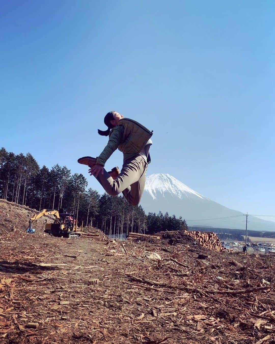 安藤サクラさんのインスタグラム写真 - (安藤サクラInstagram)「ある男のオフショット、なぜか跳んでるのしかなかった😂 いよいよ明日公開です！是非劇場でご覧ください🎞 @movie_a_man」11月17日 19時05分 - sakuraando