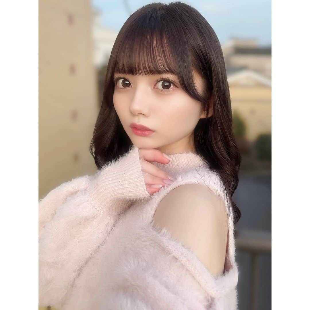 愛瀬ひなさんのインスタグラム写真 - (愛瀬ひなInstagram)「・ ひさびさにロングに …🐕‪‪❤︎‬  どうかな ーすき ？？ ・ （期間限定です🍴） ・ ・ ・ ・ ・ ・ ・   #ストレートヘア  #黒髪ロング  #黒髪ぱっつん  #暗髪カラー #ウェーブ巻き  #ぱっつん前髪  #アイドル前髪  #彼女感  #彼氏目線  #アイドル  #アイドルヘア」11月17日 20時18分 - _hinakanzaki