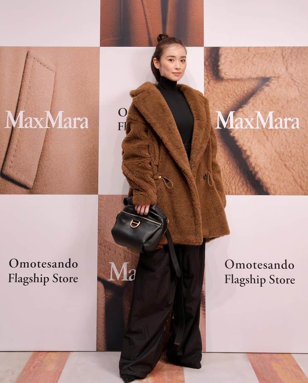 泉里香さんのインスタグラム写真 - (泉里香Instagram)「11月19日オープンのMaxMara表参道へ。 光に包まれるスタイリッシュな店内には、表参道店限定のテディベアコートや101801コート、Tシャツも並んでいました。 マックスマーラのアイコンのコートを着て楽しい時間を過ごせました #MaxMara  @maxmara」11月17日 22時09分 - rika_izumi_