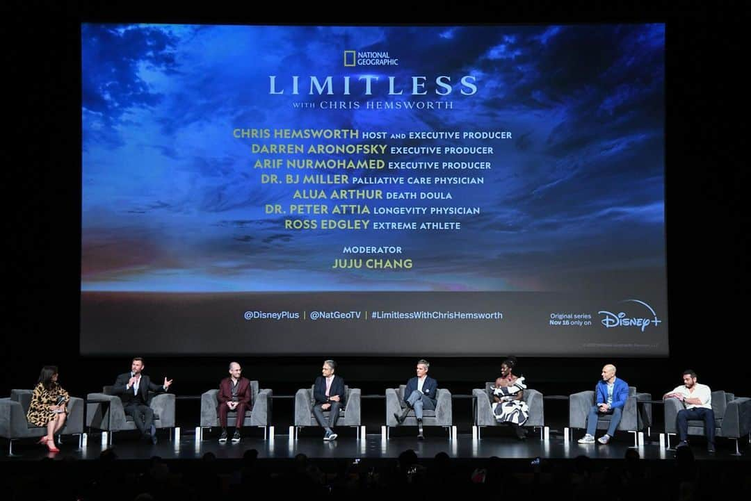 クリス・ヘムズワースさんのインスタグラム写真 - (クリス・ヘムズワースInstagram)「Epic night of celebration at the LIMITLESS premiere! Three years in the making and so grateful for all of the amazing people who helped make the show happen. Hope you get a chance to see it! Streaming now on @DisneyPlus @darrenaronofsky」11月17日 23時01分 - chrishemsworth