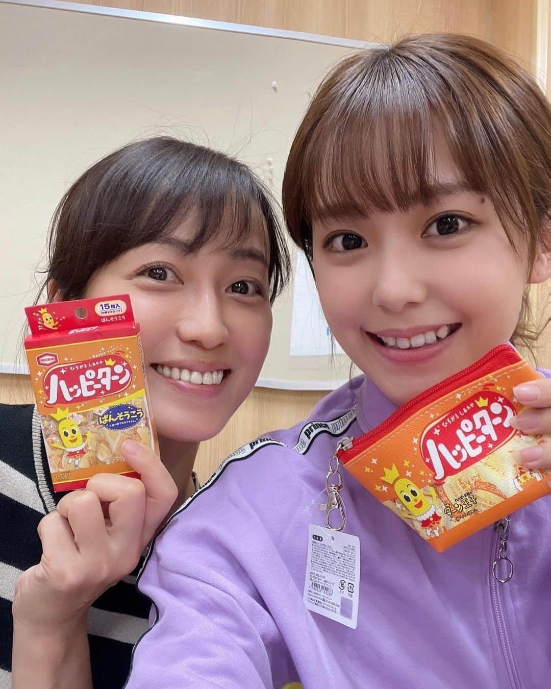 及川奈央さんのインスタグラム写真 - (及川奈央Instagram)「稽古場から帰宅してひと息。 なかなか写真を撮るタイミングがなかったけれど、今日は #古川杏 ちゃんと撮れました♡ 初対面からハッピーターンが大好きと聞いていたのでミニポーチと絆創膏をプレゼントしたら可愛い笑顔で喜んでくれました。嬉しー！ 写真、遠近法使ってごめんなさい(´ε｀ )  舞台 #親父の記憶 12月14~18日 #赤坂レッドシアター にて上演です。 お待ちしております！」11月17日 23時12分 - naooikawa