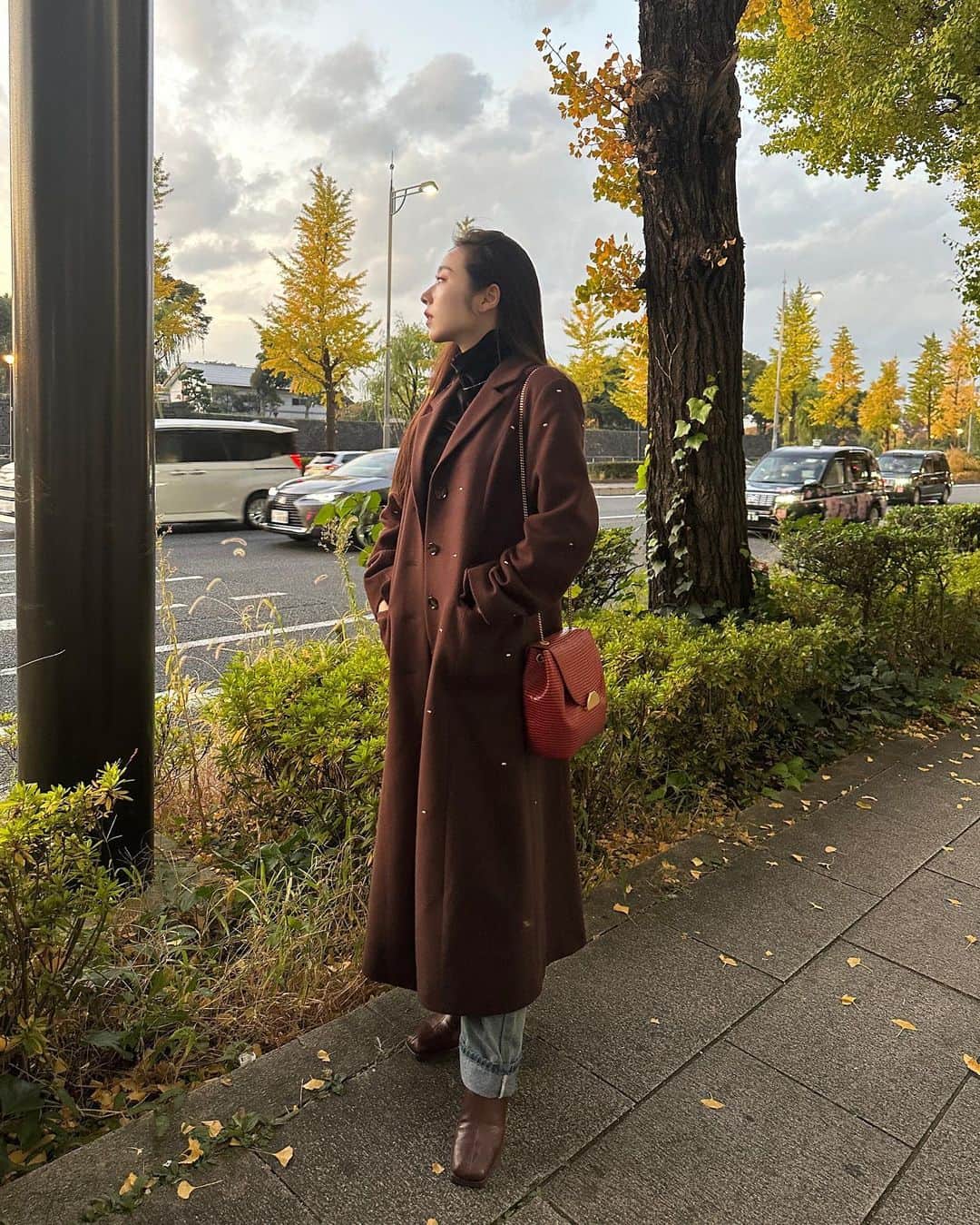 川村真洋さんのインスタグラム写真 - (川村真洋Instagram)「🌇🍂🧥  日比谷の夕暮れ、 素敵な写真撮れました。  シルエット含め、スクエアのドットが可愛い印象ではなく、スッとして意志のある女性感があり、凄く好きなコート。 @uo_unbornoutfit」11月17日 23時48分 - mahiro_kawamura_official