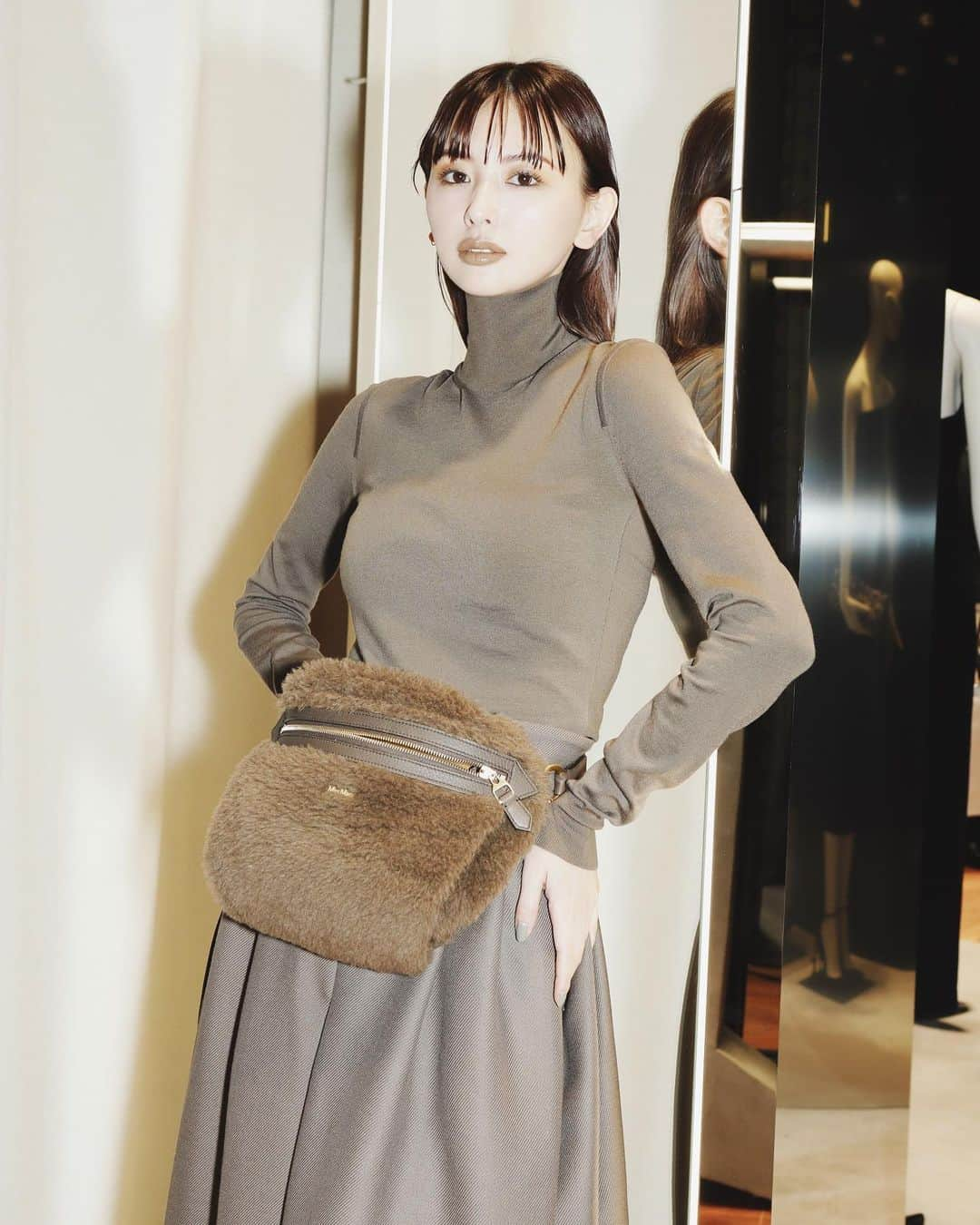 鈴木えみさんのインスタグラム写真 - (鈴木えみInstagram)「MaxMara Omotesando Opening Event たーーーくさんのお友達に会えて、リップの色を100回褒められた💋 大盛況すぎてお洋服をじっくり見れなかったので、また改めて遊びに行こうっと💓 身につけてるモコモコのウエストポーチに癒されすぎて、久しぶりにモコモコなアウターも欲しくなっちゃったなぁ🙄 @maxmara  #maxmara #マックスマーラ #MaxMaraIcons」11月17日 23時55分 - emisuzuki_official