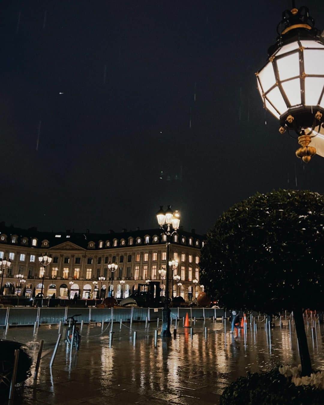 ローラさんのインスタグラム写真 - (ローラInstagram)「Rainy night in Paris..✨ How romantic is that.  雨の夜のパリは...なんだかロマンチック♥️」11月18日 3時33分 - rolaofficial