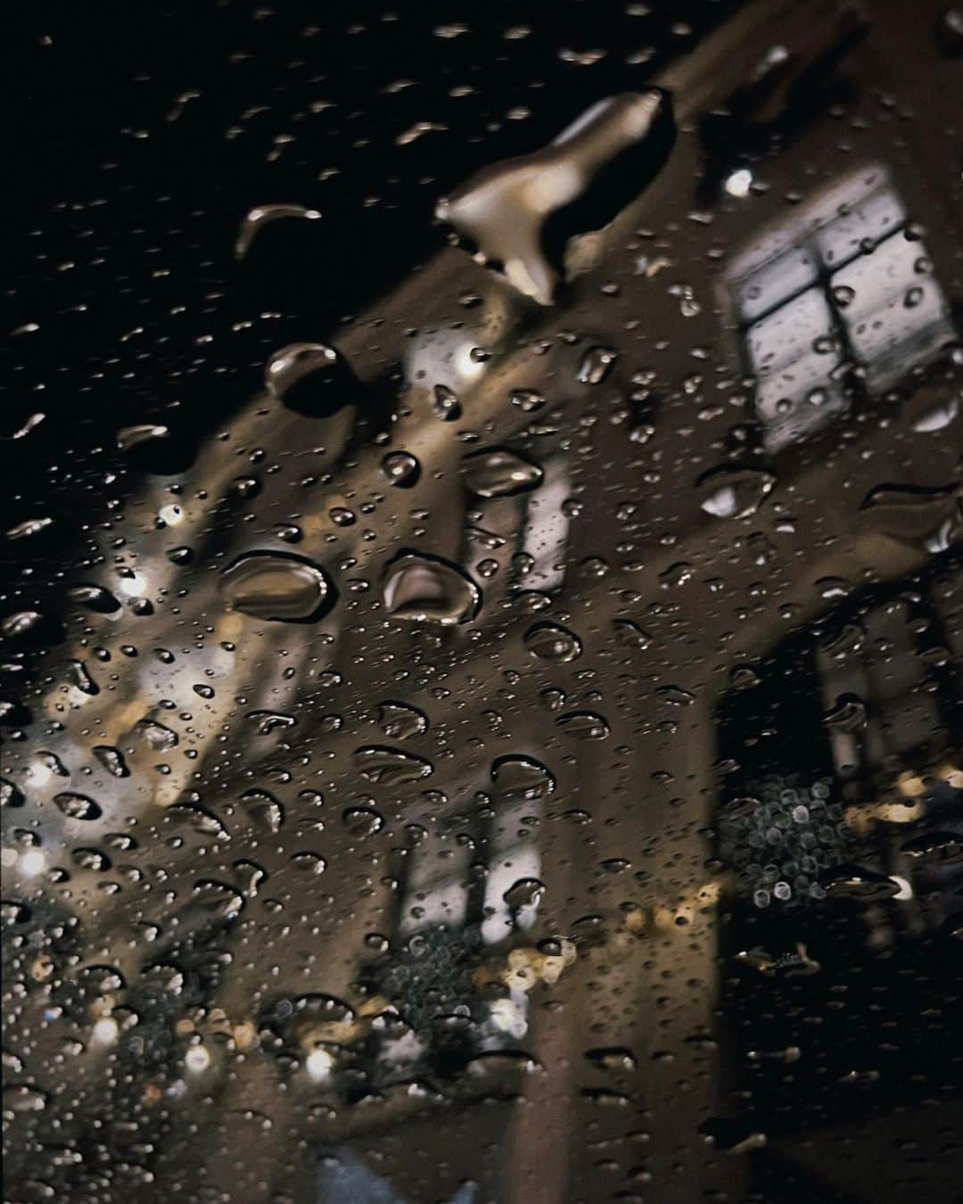 ローラさんのインスタグラム写真 - (ローラInstagram)「Rainy night in Paris..✨ How romantic is that.  雨の夜のパリは...なんだかロマンチック♥️」11月18日 3時33分 - rolaofficial