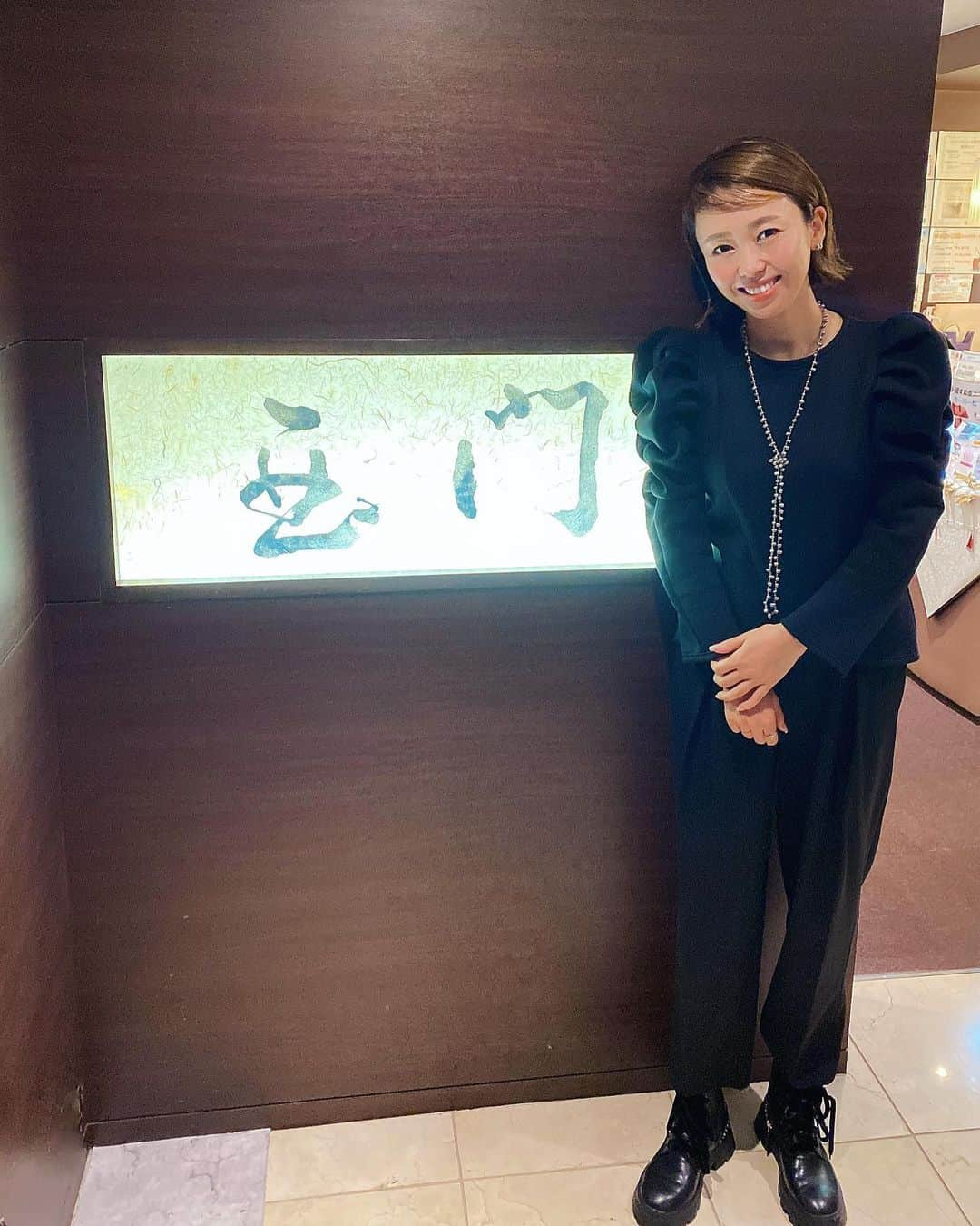 松本亜希さんのインスタグラム写真 - (松本亜希Instagram)「・ 先日、 脱毛に行ってきました。 というのも、脱毛は若い時にしていたのですが、 最後まで通わず完了していなかったので、きちんと完了したいなぁとおもって😅  どこに行こうかと思って、信頼なる @ryokoskinclinic_dr.ryoko 先生に聞いたところ、 涼子先生が開業前に院長されていた @skinclinic_amon を紹介してもらって行ってきました❤️❤️  私がまず思ったのは @ryokoskinclinic_dr.ryoko と同じくスタッフさん全員めちゃくちゃ良い人😌 笑 これ、私の中で大重要なのです。  何箇所かのセットもあるし、全身脱毛はお顔とvioも含まれるし、コース払いではなく都度払いなので、私みたいに残ってるからちょっと何回かしよも◎ あと、22歳以下の方は学生割引で全身脱毛更に安くなるキャンペーンもしてるみたい。  場所は心斎橋でアクセスも◎ 来月も予約してます♬ すごく良かったのでオススメしたいと思います✌️  __________________________ #脱毛#スキンクリニック亜門 #医療脱毛#医療脱毛心斎橋」11月18日 9時21分 - m_akiron