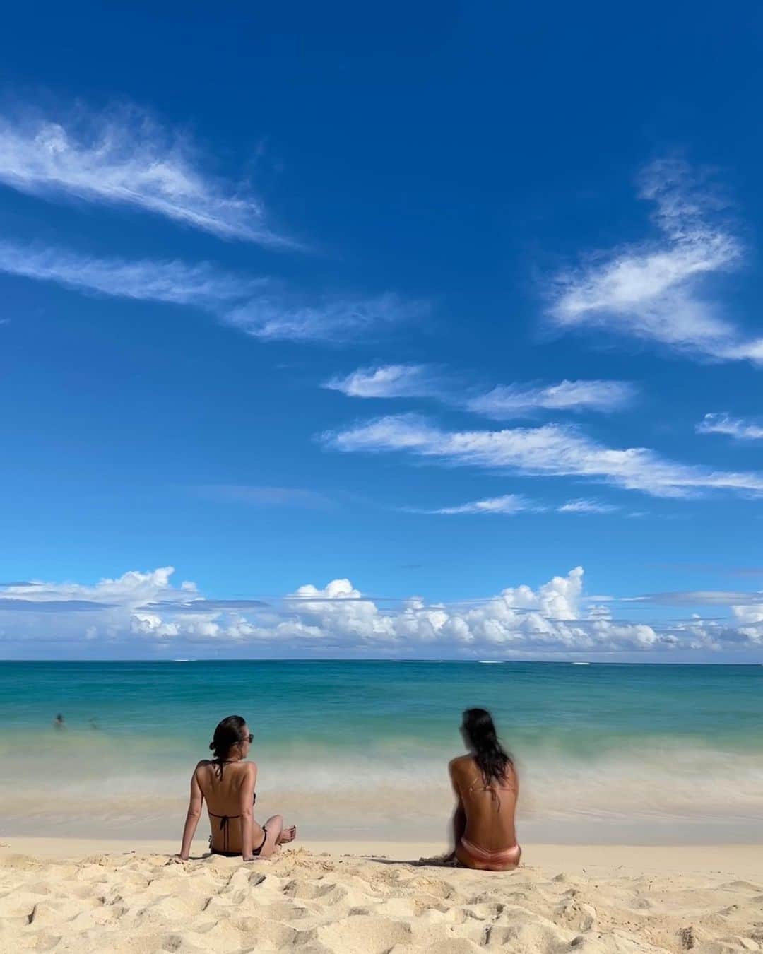 大草直子さんのインスタグラム写真 - (大草直子Instagram)「半日空いて、ワイマナロビーチへ⛱ヴァンテーヌで共に働いた @meiko_fuchie ちゃんに連れて行ってもらいました👙最高だ。ありがとう。しーちゃん。今日も素晴らしい日だった✨🌈 @kaoru_kawanishi も一緒😎にしこはノーメイクです😏明日帰ります。 @meiko_fuchie  @kaoru_kawanishi  @alocafe_hawaii  #しーちゃんがご主人とやられている #プラントベースカフェ #また明日詳しくアップします #被っているのは #ココナツリーフのハット #ハワイには編む #という文化があるそう」11月18日 10時34分 - naokookusa