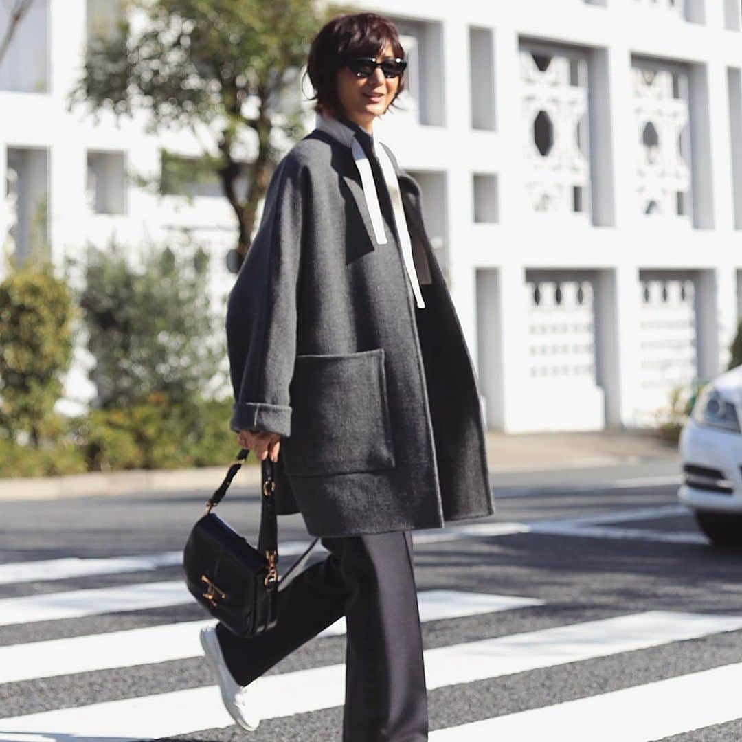 富岡佳子さんのインスタグラム写真 - (富岡佳子Instagram)「コートの季節ですね！ 年々程よいリラックス感のあるシルエットを選ぶようになりました。 スワイプ＆タップしてみてね。 #postelegant  #sponsored」11月18日 10時40分 - yoshikotomioka